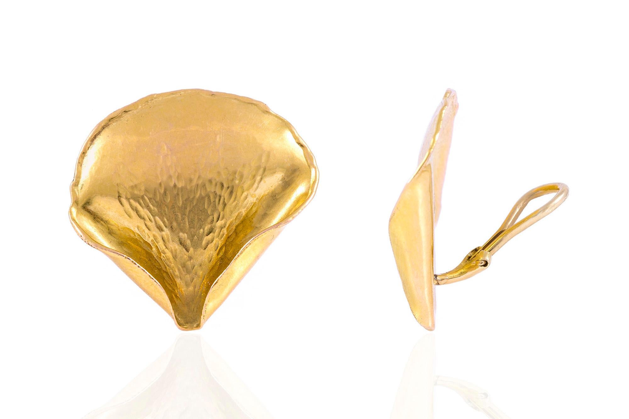 Finely crafted in 18k yellow gold.
Signed by Tiffany & Co. and Angela Cummings
Circa 1979