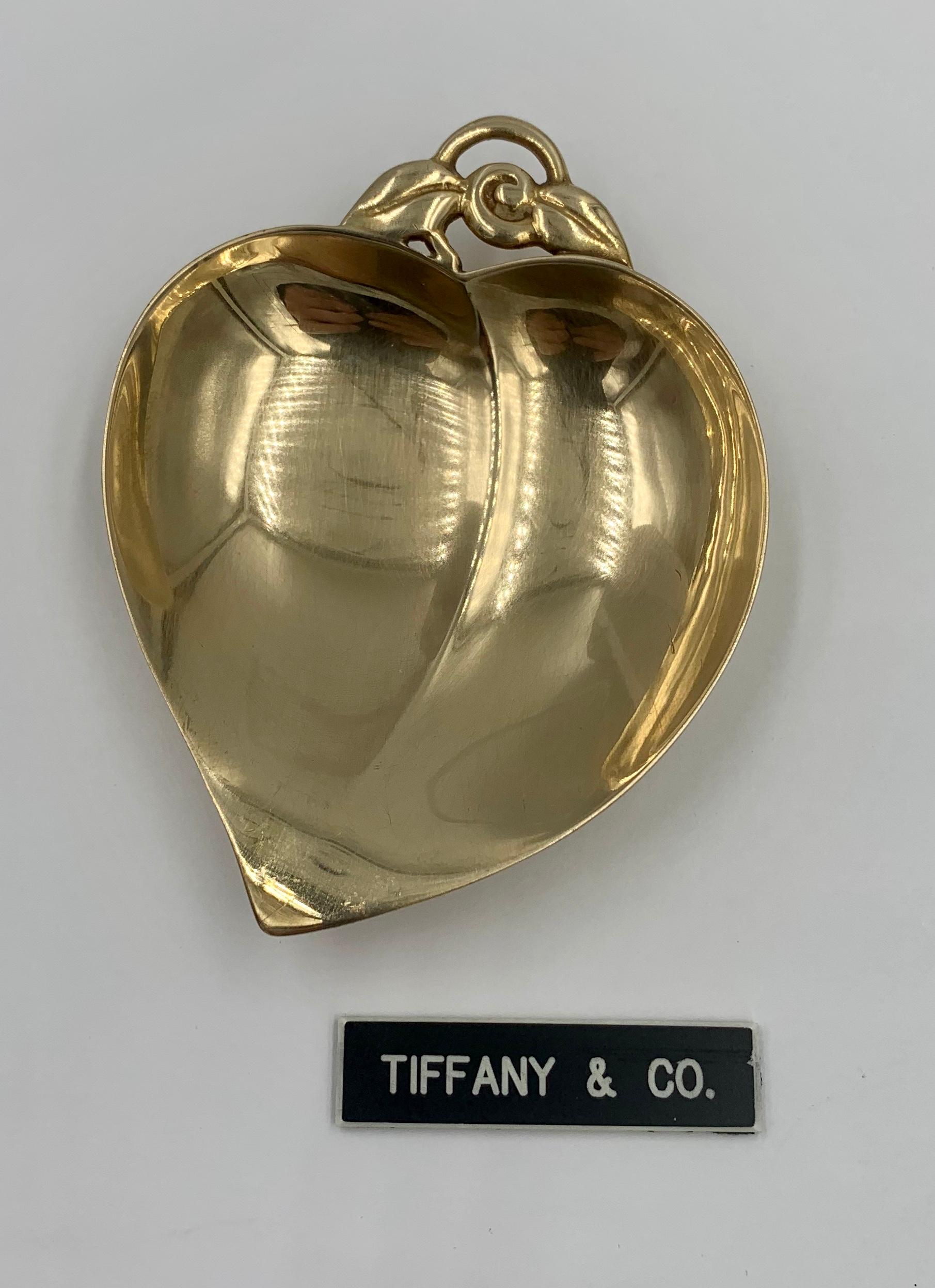 A very rare Antique Tiffany & Co. 14 Karat Yellow Gold Leaf Motif Bowl.  The solid 14 Karat gold bowl is hallmarked TIFFANY & CO MAKERS 14KT GOLD, 22886, an italic M, with engraved number 4049.  The italic M mark dates the Tiffany bowl to 1907 -