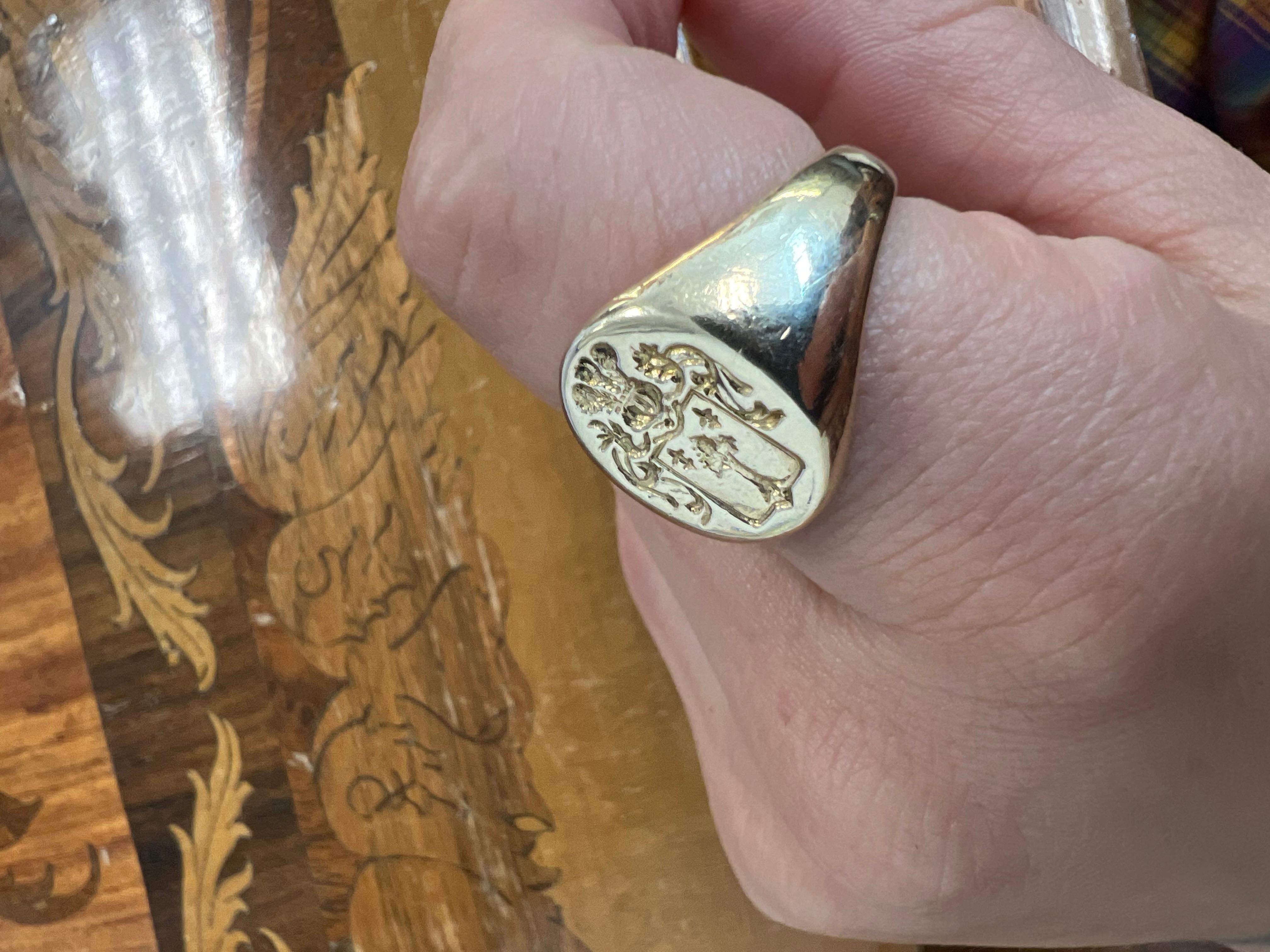 TIFFANY & CO. Antique 14k Yellow Gold Crest Signet Ring Rare In Excellent Condition In Beverly Hills, CA