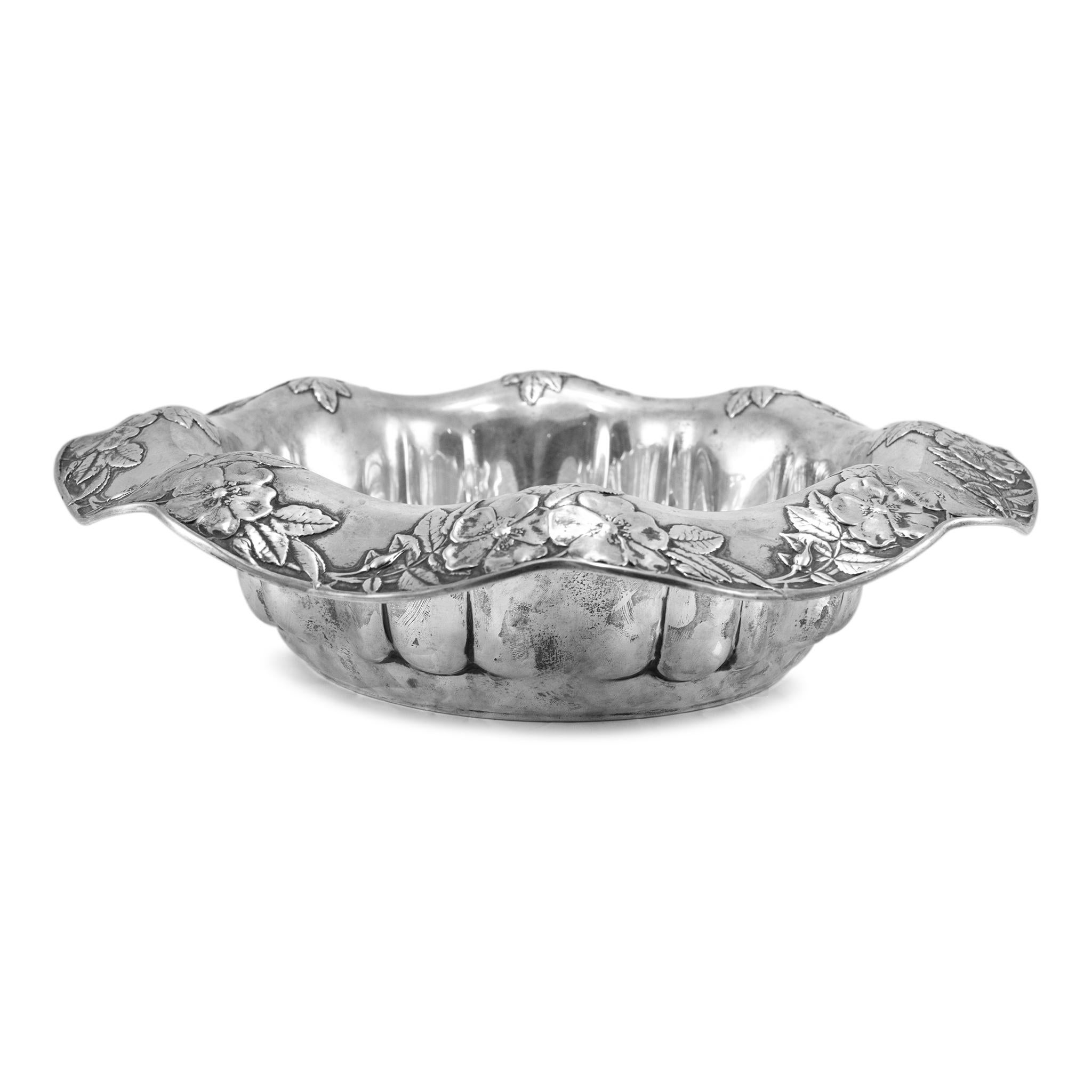 Marchio: Tiffany & Co. 

Tipo di metallo: Argento 925

Diametro: 12,00 pollici

Altezza: 3,00 pollici

Peso: 845,00 grammi

Ciotola antica in argento di Tiffany & Co. Il metallo è stato testato ed è risultato essere argento 925 (STERLING). Inciso