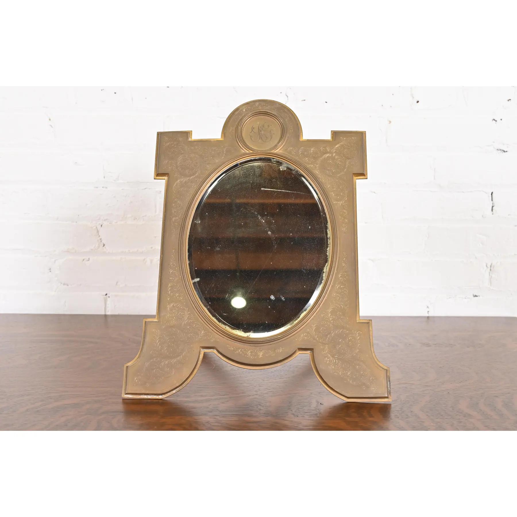 Magnifique miroir de table ou miroir de courtoisie antique en bronze de style Art Déco ou Arts & Crafts.

Par Tiffany & Co. (signé au dos)

États-Unis, fin du 19e siècle

Dimensions : 13 