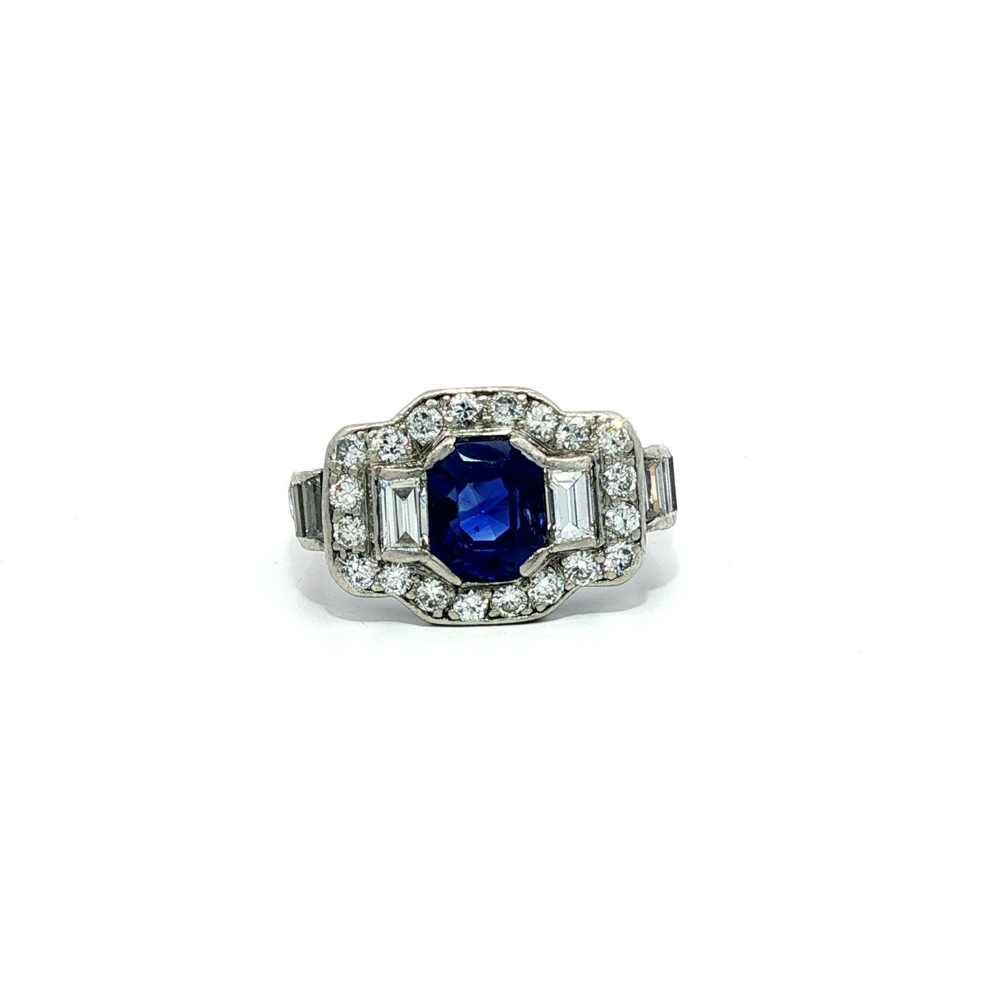 Taglio smeraldo Tiffany & Co. Antico anello in platino Art Deco Royal Blue No Heat con zaffiro e diamante in vendita