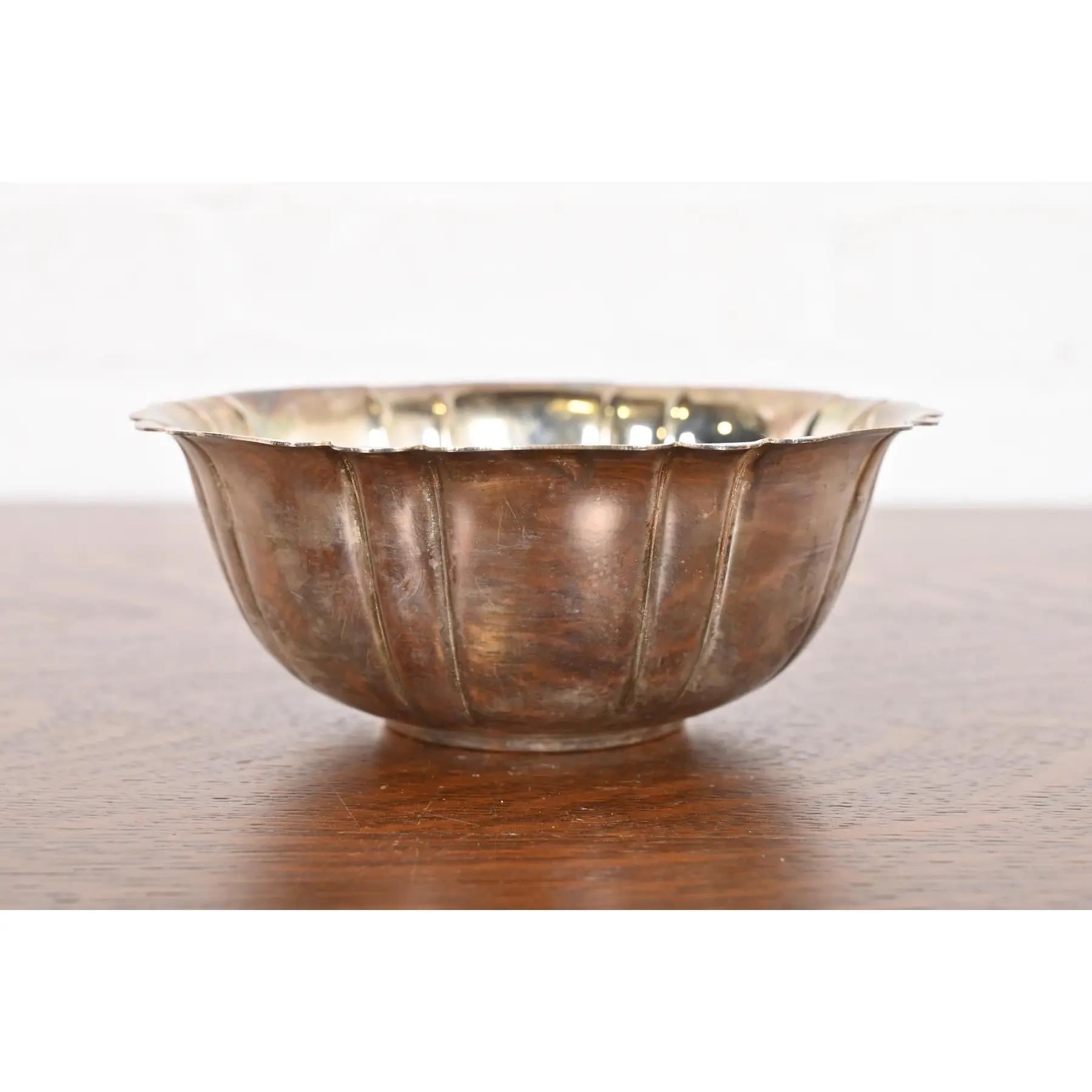 Un magnifique bol antique en métal argenté d'époque Arte Antiques

Par Tiffany & Co. (signé au-dessous)

USA, Circa Mid-20th Century

Dimensions : 6,38 