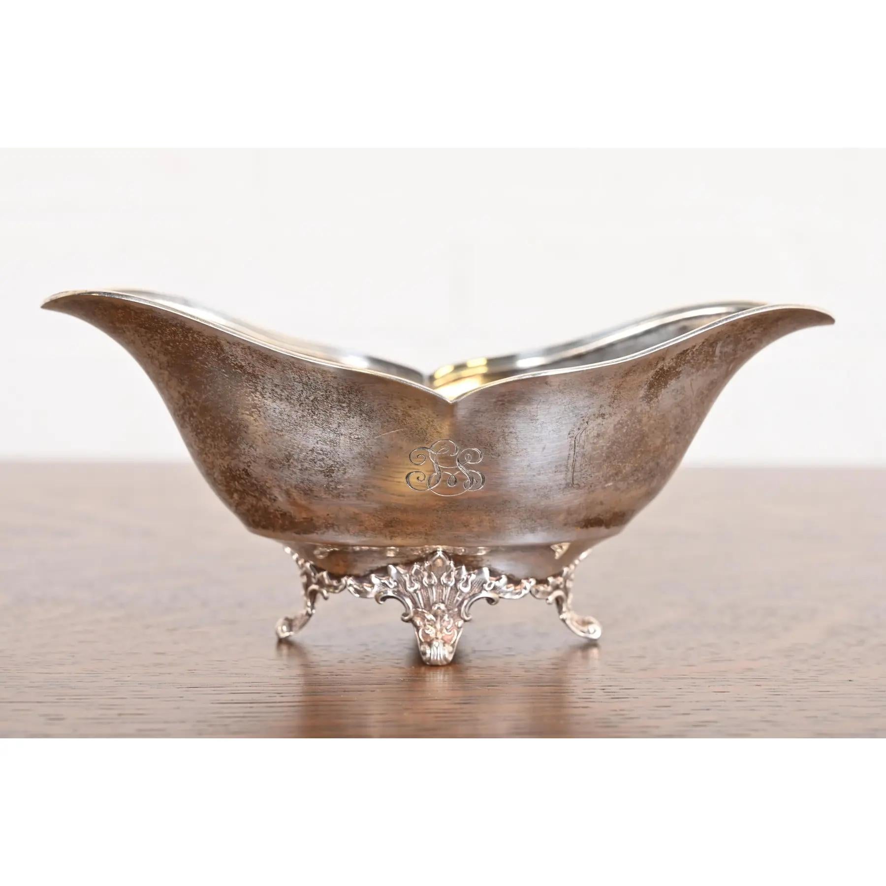 A gorgeous antique Art Deco period sterling silver gravy boat

By Tiffany & Co. (signed to the underside)

USA, Early 20th Century

Measures: 7.25