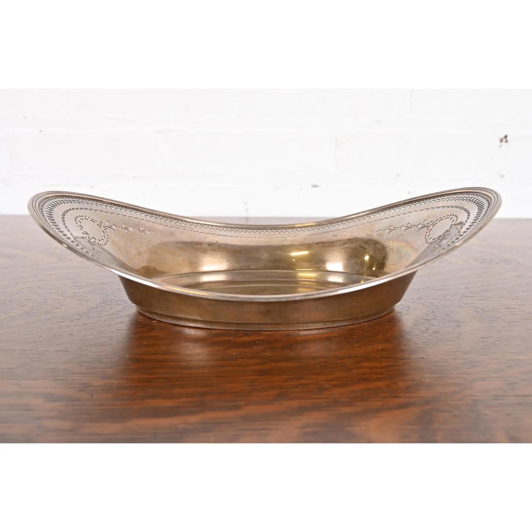 A beautiful Art Deco or Arts & Crafts period sterling silver centerpiece bowl or bread bowl

By Tiffany & Co. (signed to the underside)

USA, Early 20th Century

Measures: 11.75