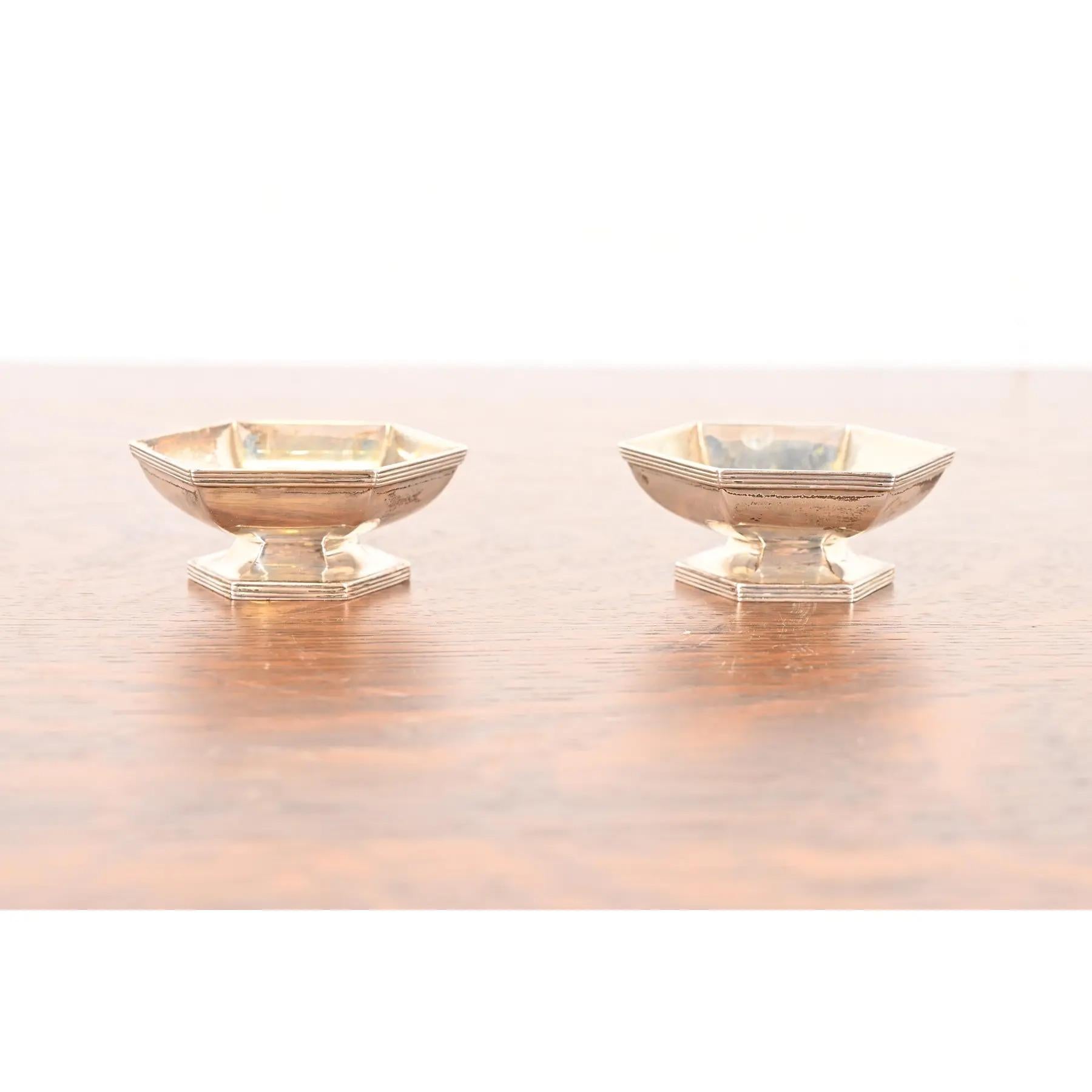 Una splendida coppia di antiche saliere in argento sterling di epoca Art Déco

Di Tiffany & Co. (firmato sul lato inferiore)

Stati Uniti, inizio del XX secolo

Ciascuna misura: 3