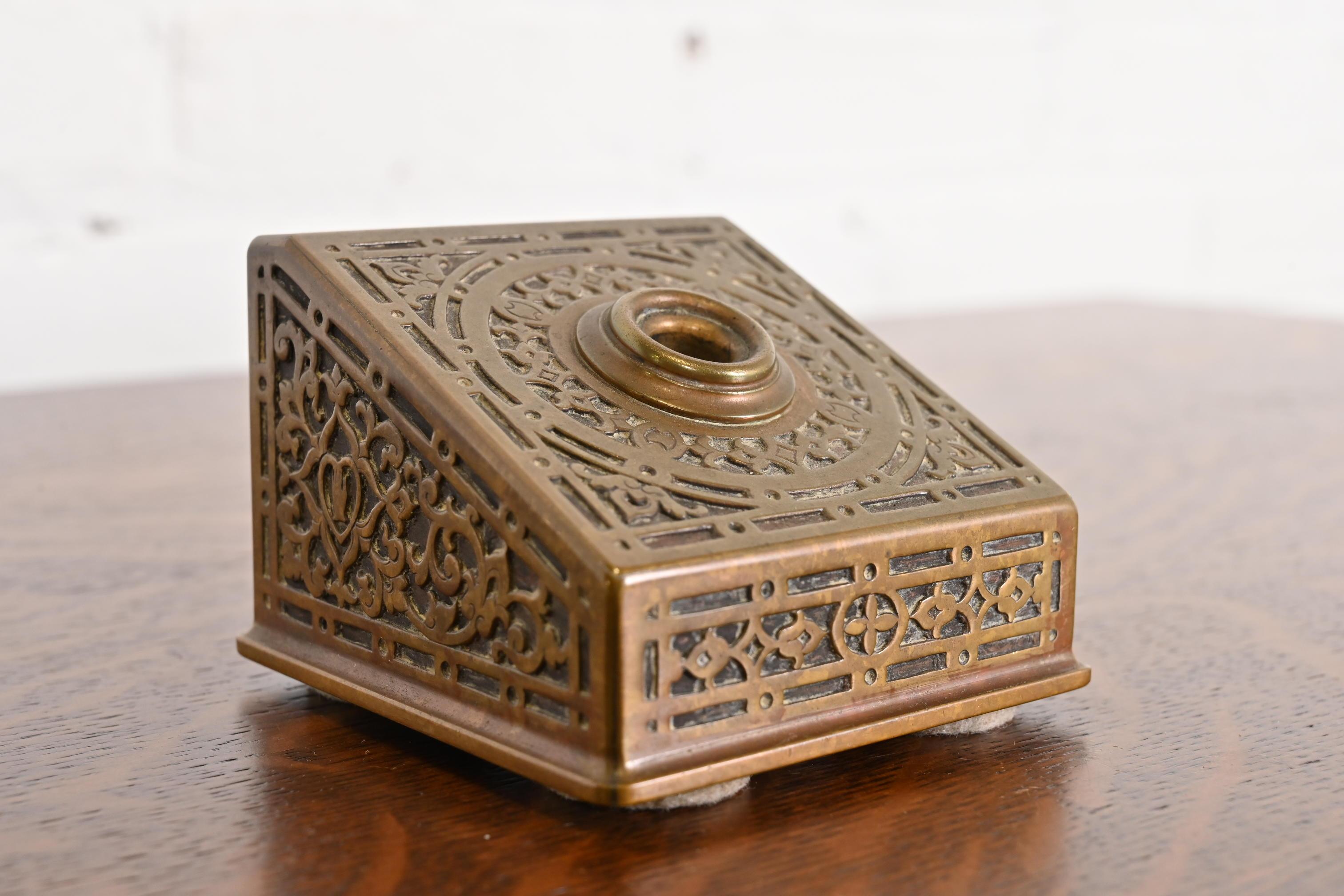 Arts and Crafts Tiffany & Co. Antique porte-plume Arts & Crafts en bronze en vente