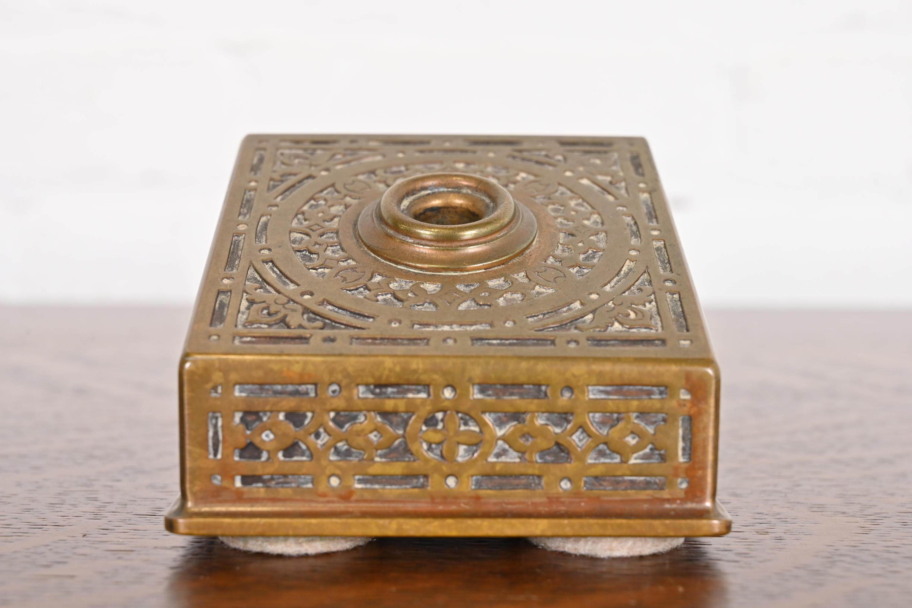 Américain Tiffany & Co. Antique porte-plume Arts & Crafts en bronze en vente