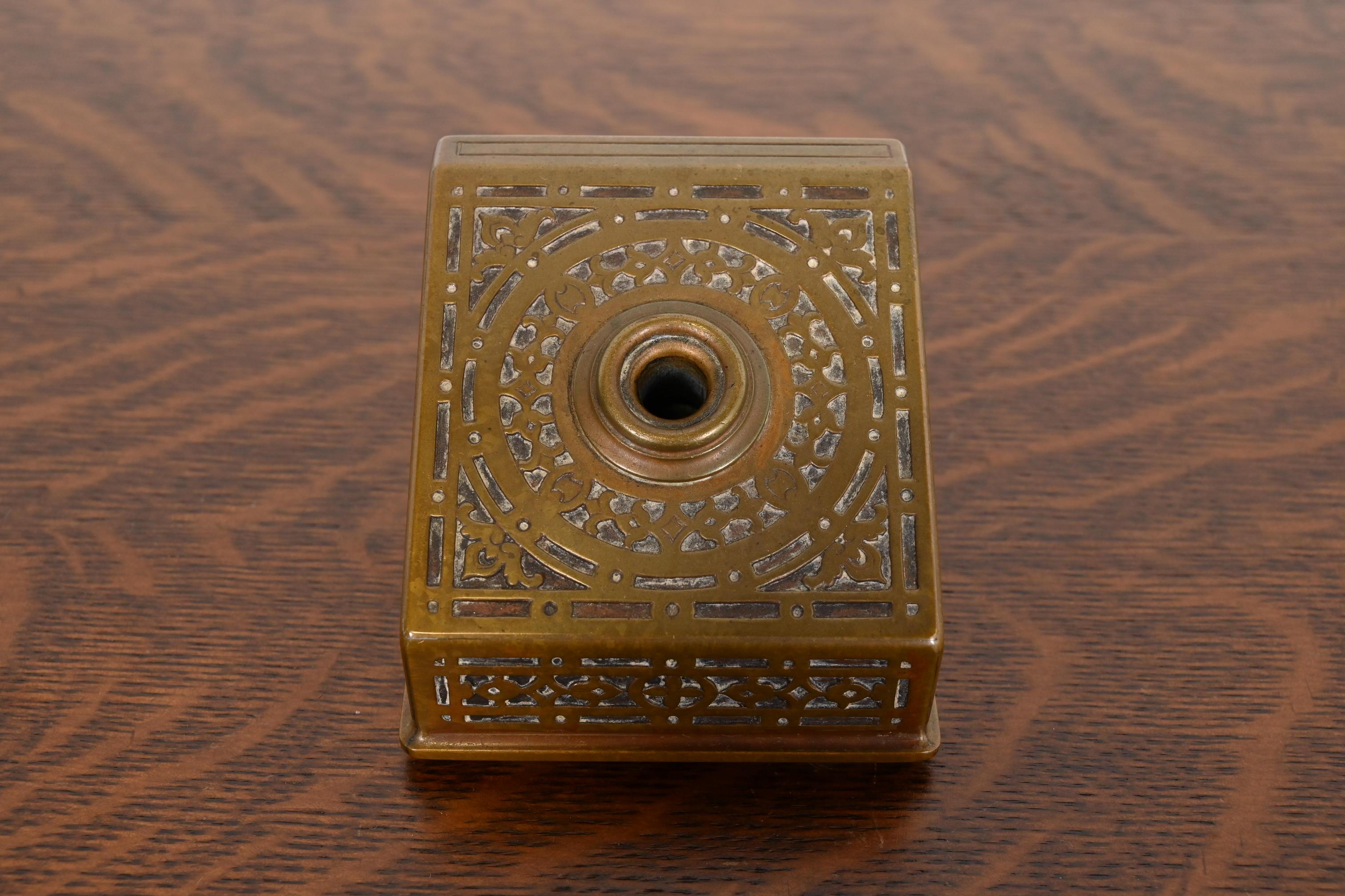 Tiffany & Co. Antique porte-plume Arts & Crafts en bronze Bon état - En vente à South Bend, IN