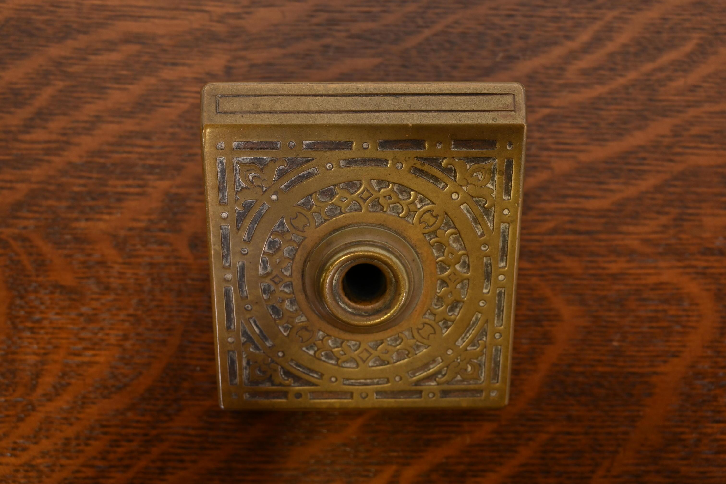 20ième siècle Tiffany & Co. Antique porte-plume Arts & Crafts en bronze en vente