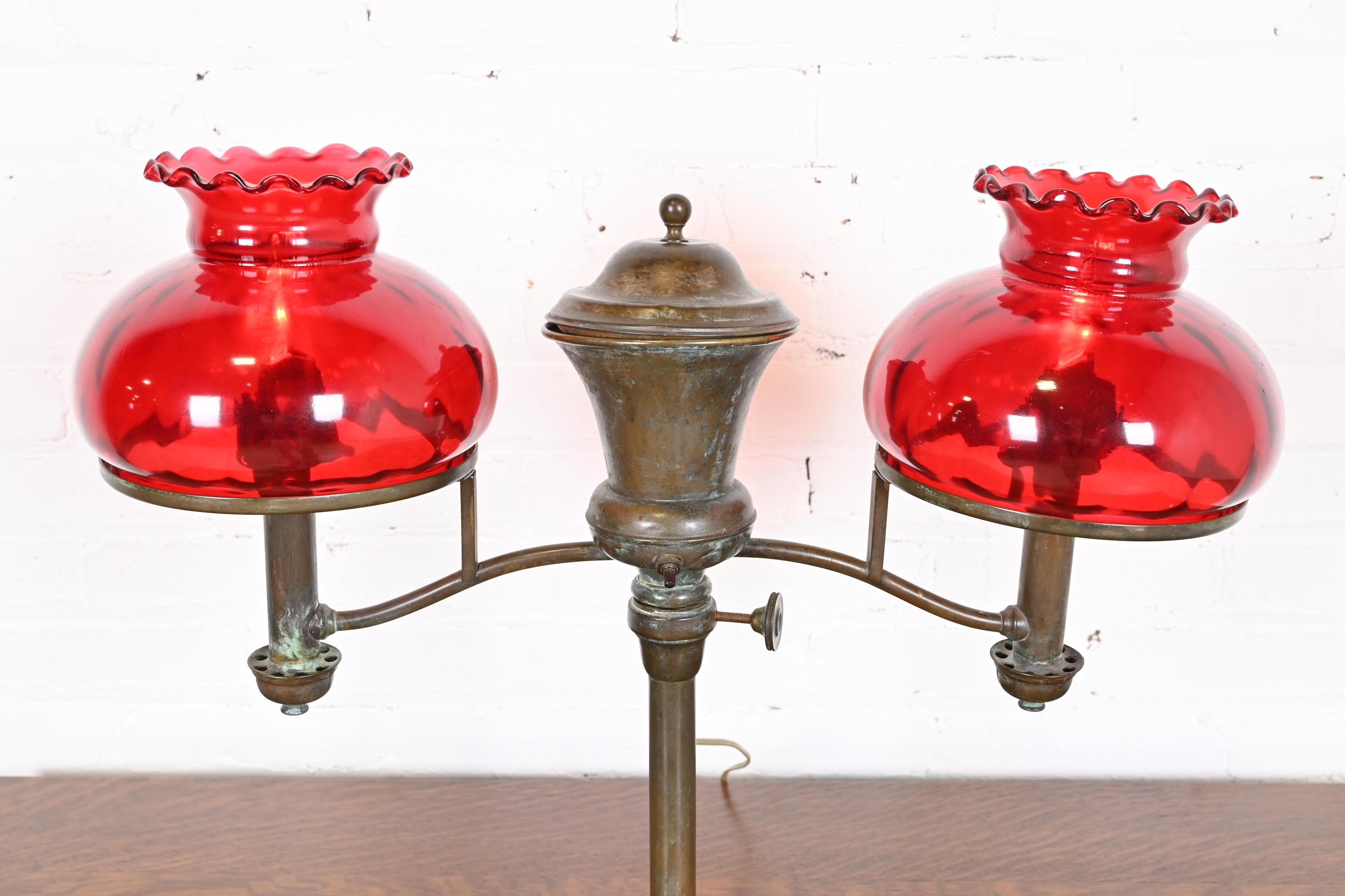 Tiffany & Co. Antike Bronze-Argon-Doppelstudenten-Schreibtischlampe, spätes 19. Jahrhundert (Arts and Crafts) im Angebot