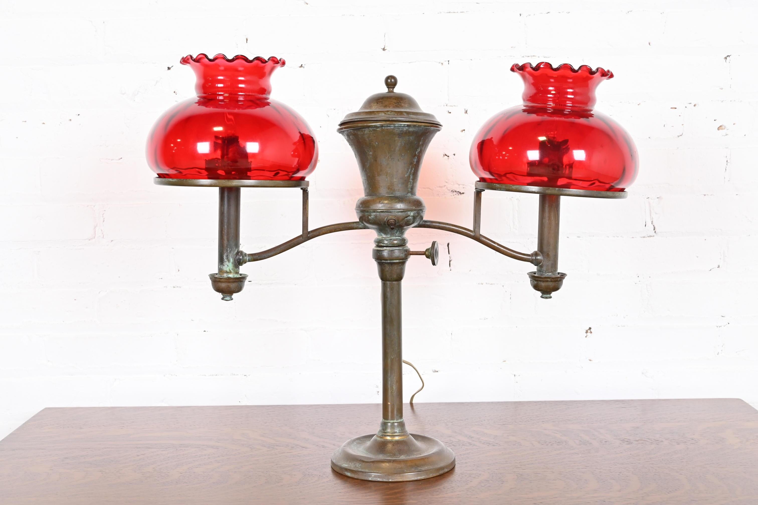 Tiffany & Co. Antike Bronze-Argon-Doppelstudenten-Schreibtischlampe, spätes 19. Jahrhundert im Zustand „Gut“ im Angebot in South Bend, IN