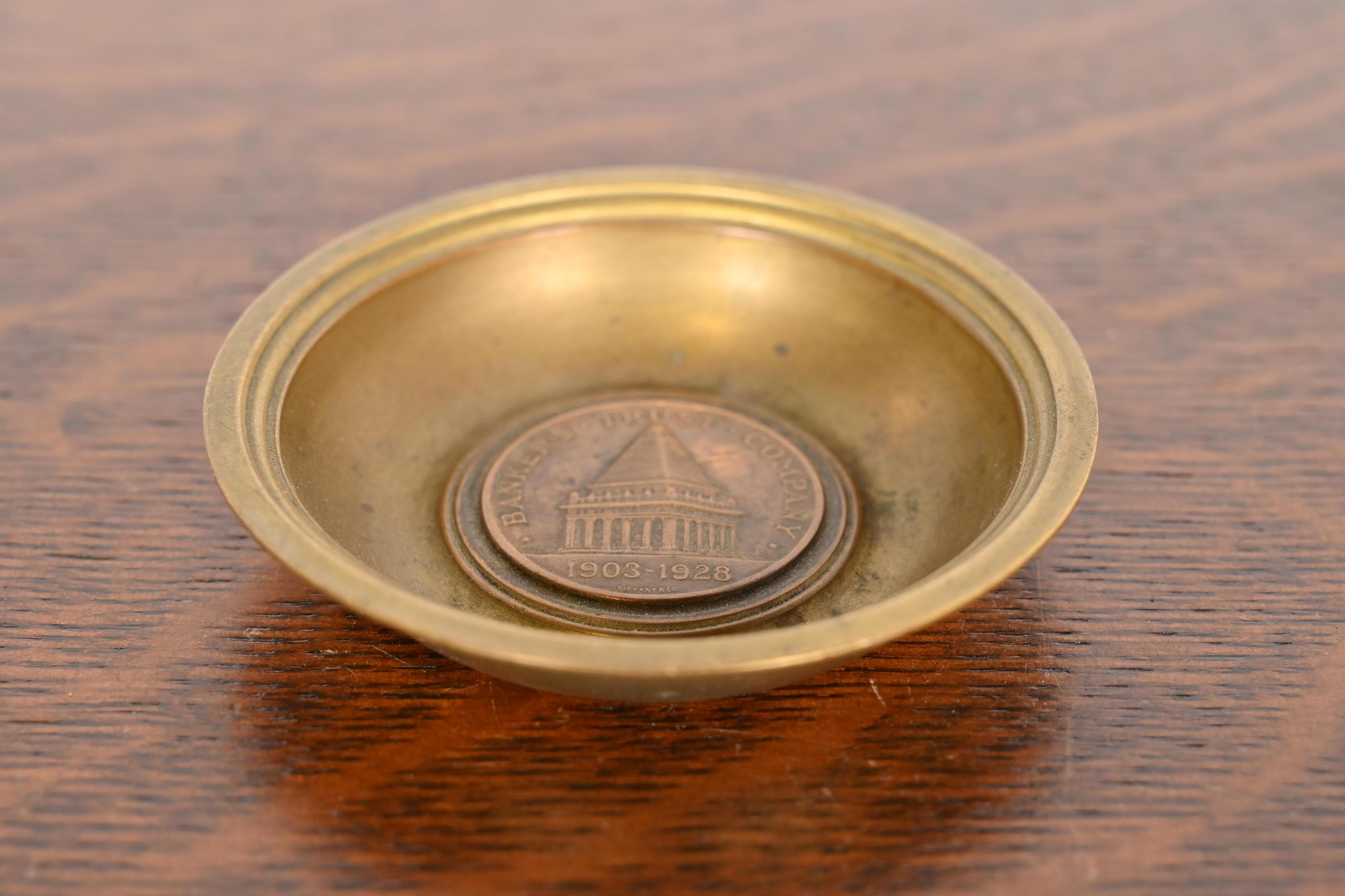 Tiffany & Co. Cuenco decorativo o recogedor de bronce antiguo Artes y manualidades en venta