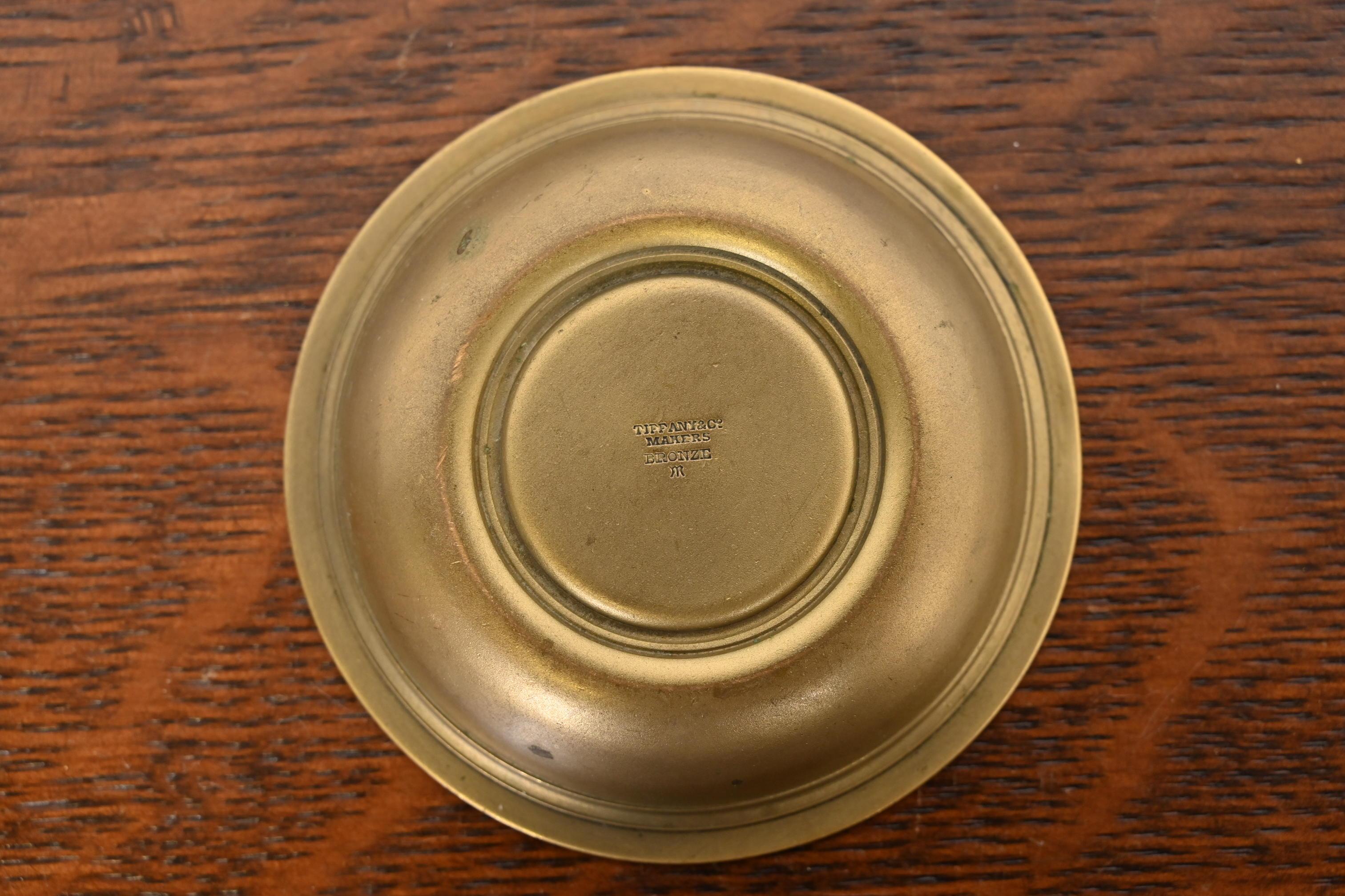 Tiffany & Co. Cuenco decorativo o recogedor de bronce antiguo en Bueno estado para la venta en South Bend, IN