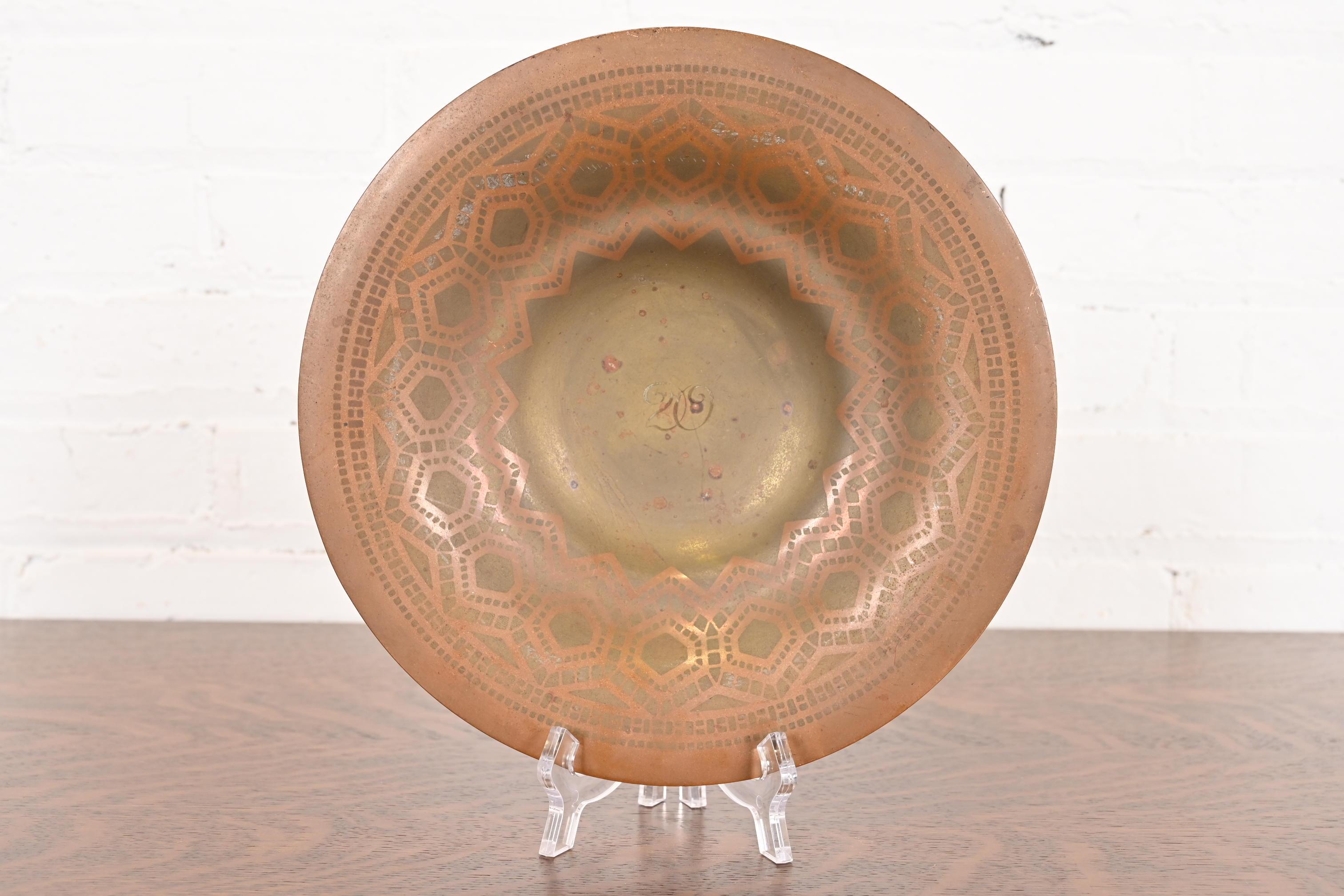 Eine seltene und außergewöhnliche antike Bronzeschale oder flache Schale mit geometrischem Muster

Von Tiffany & Co. (signiert auf der Unterseite)

USA, ca. 1900

Maße: 9,75 