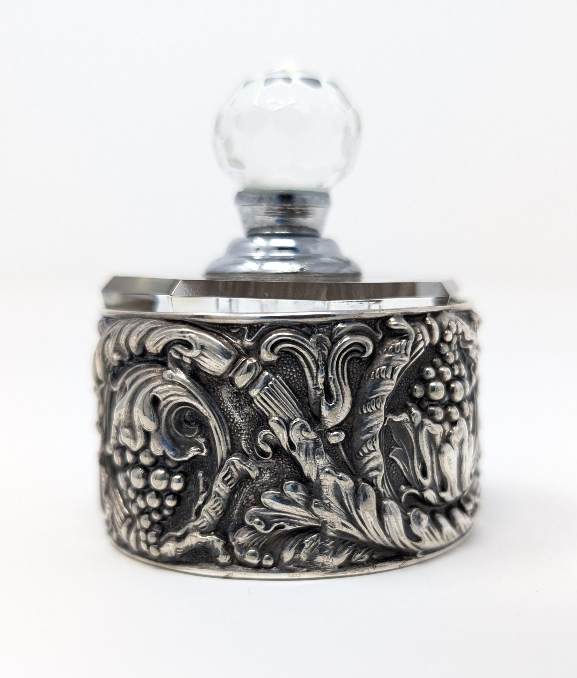 Antigüedades Tiffany & Co. Soporte de cojín de alfiler soldado con plata. Originalmente contenía un cojín de alfileres, aunque ahora sostiene un frasco de perfume (incluido en el anuncio). Esta hermosa pieza está soldada en plata por Tiffany & Co.