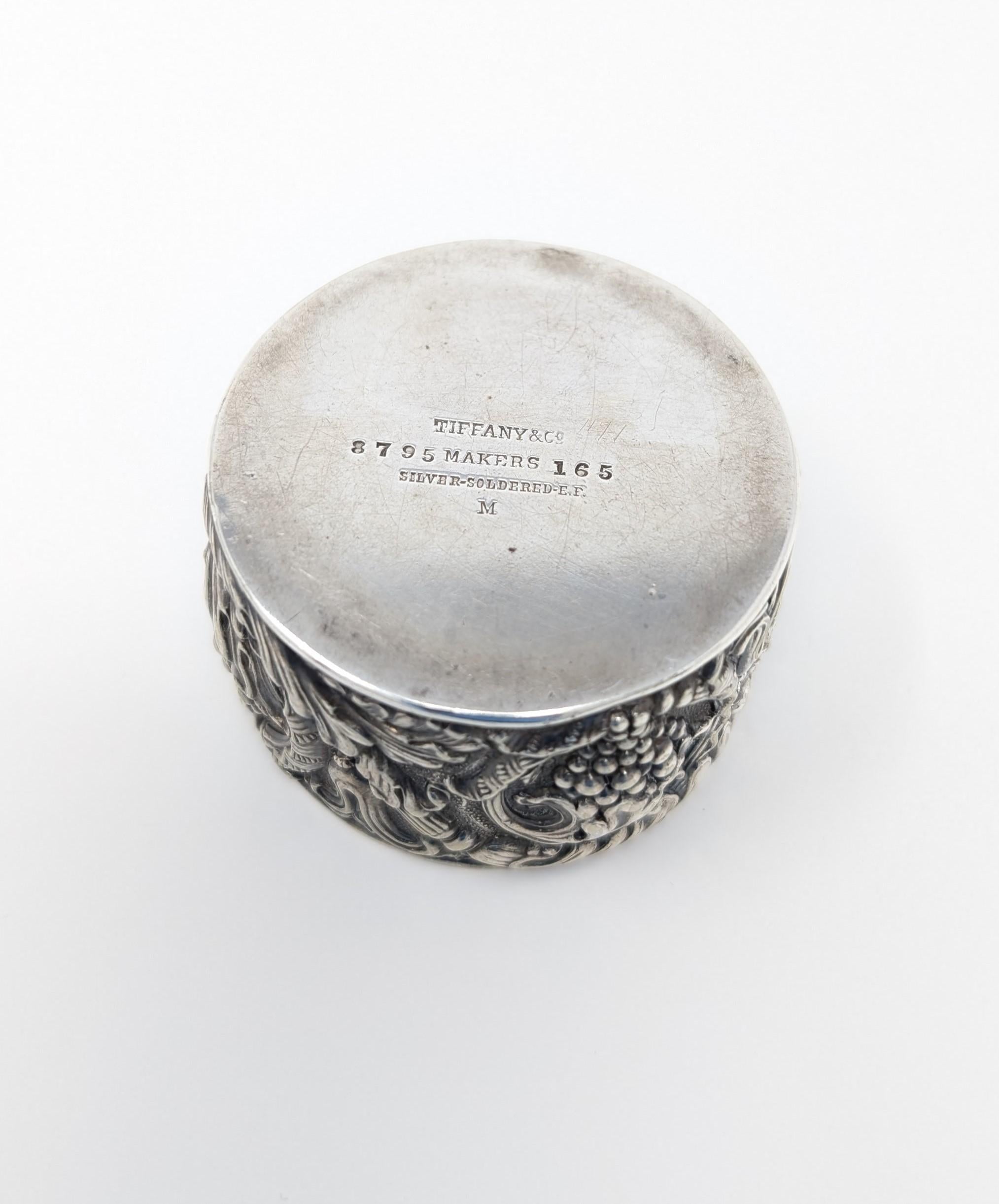 TIFFANY & CO. Antiguo cojín de alfiler soldado de plata de ley de los años 1870-90 Convertido Repujado en venta