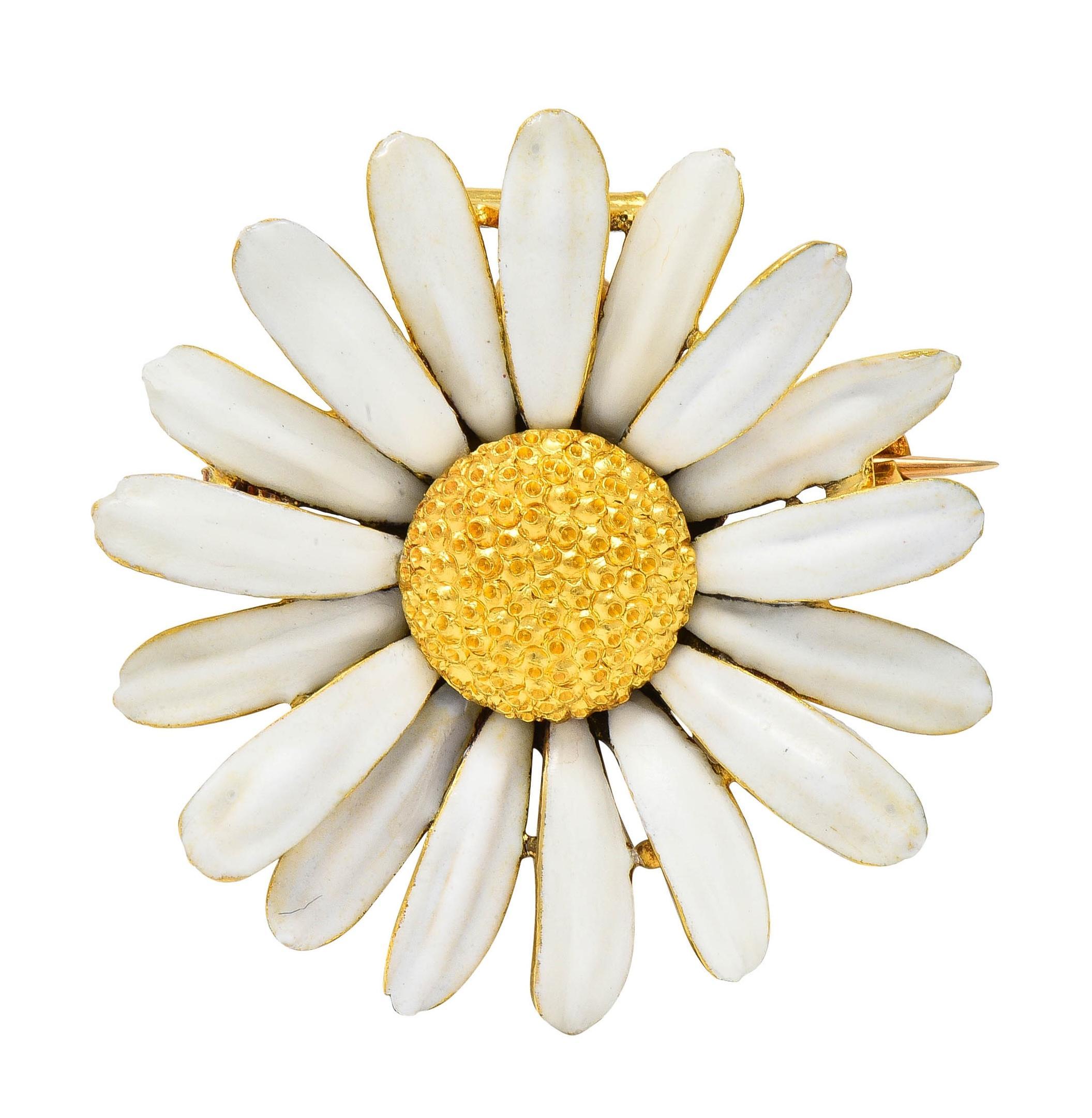 Conçue comme une marguerite avec un centre texturé et des pétales en éventail.
Rainuré avec de l'émail blanc mat opaque - présentant une perte minime
Le revers est orné de feuillages dorés rainurés.
Complété par une tige à charnière avec fermeture à