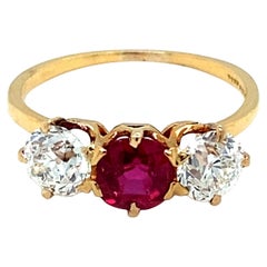 Bague ancienne de la fin de l'époque victorienne à trois pierres en rubis et diamants 18 carats