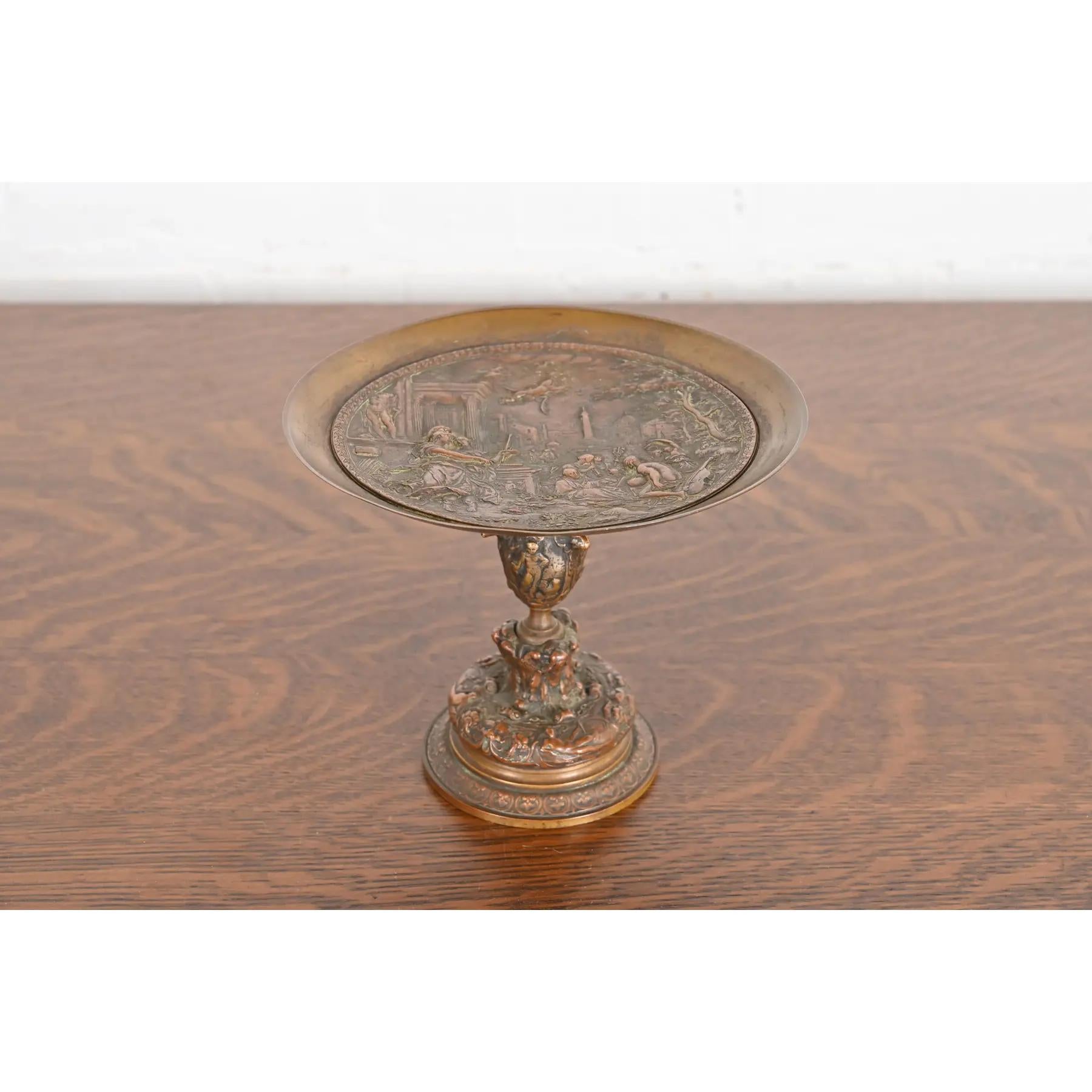 Uno splendido piatto da portata o tazza in bronzo in stile Neoclassico o Grand Tour

Da Tiffany & Co.

Parigi, Francia, inizio del XX secolo

Misure: 7 