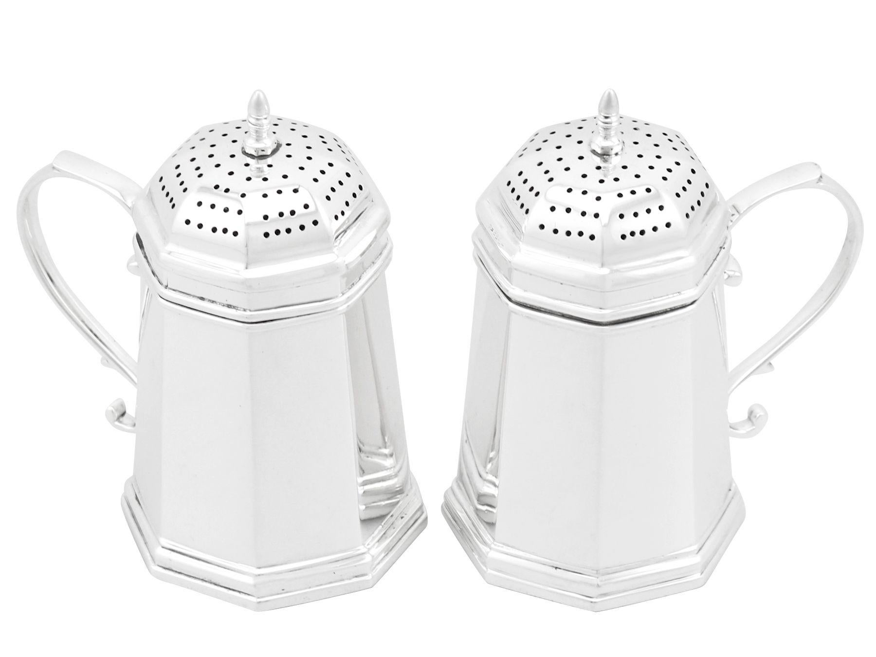 Une paire exceptionnelle, fine et impressionnante de poivrons de cuisine anciens en argent sterling par Tiffany & Co ; un ajout à notre collection de burettes et condiments en argent.

Ces poivrons de cuisine américains exceptionnels, en argent