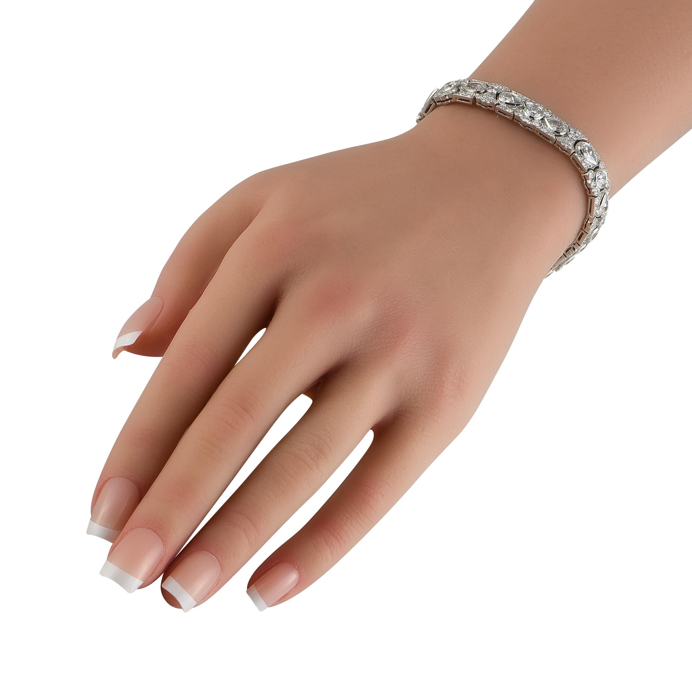 Dieses antike Armband von Tiffany & Co. zeigt die kühne Geometrie und raffinierte Eleganz der Art-Déco-Ära. Er ist aus Platin gefertigt und weist ein Muster aus alten europäischen Diamanten und Diamanten im Birnenschliff mit insgesamt 19,5 Karat