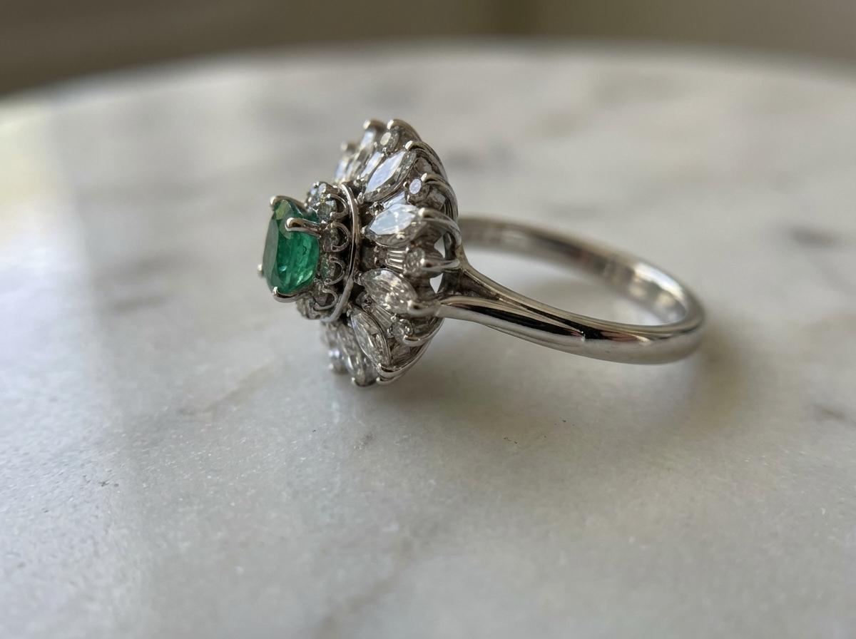 Rétro Tiffany & Co. Anello antico in platino con smeraldo e diamante da 1 carato a grappolo in vendita