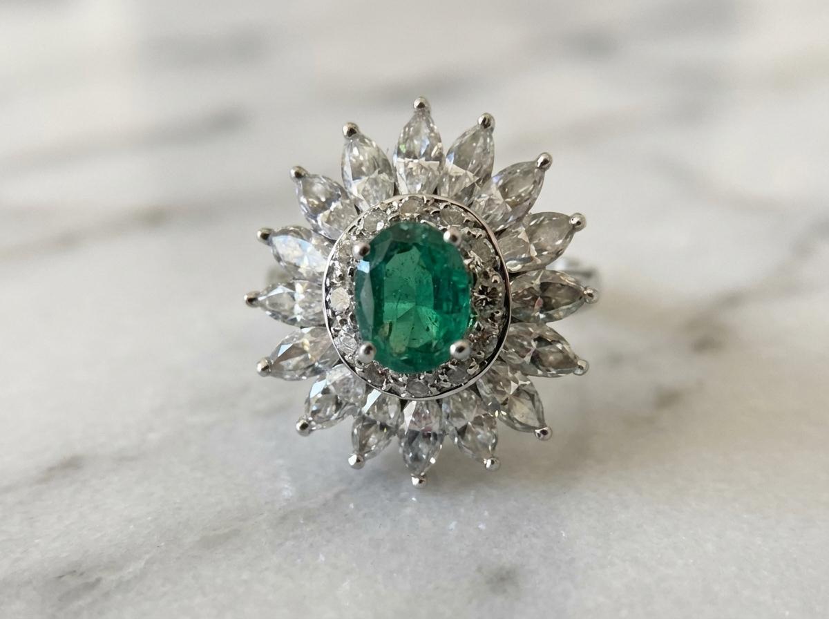 Taglio ovale Tiffany & Co. Anello antico in platino con smeraldo e diamante da 1 carato a grappolo in vendita