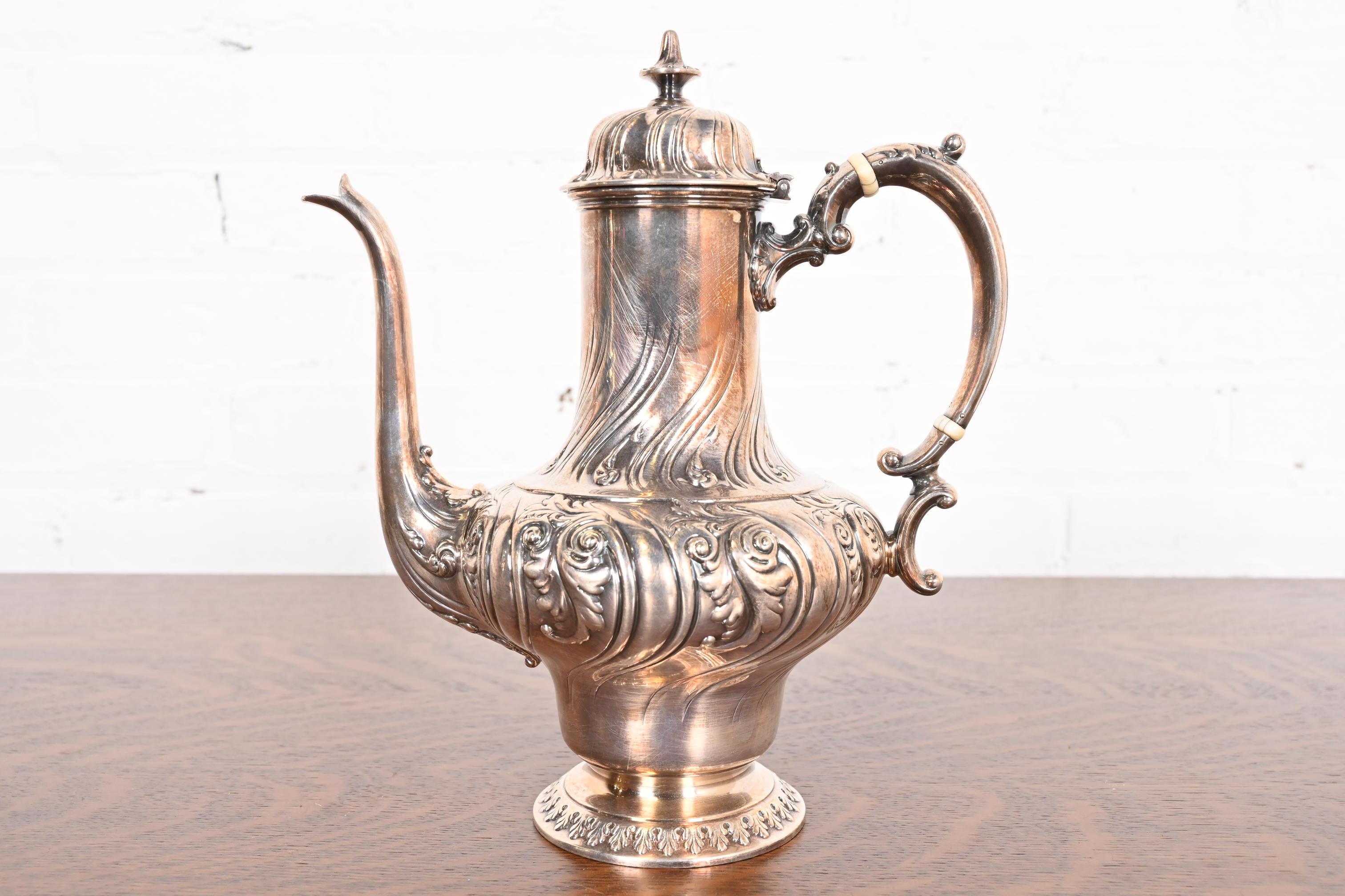 Tiffany & Co. Antiguo juego de café o té de plata repujada en venta 3