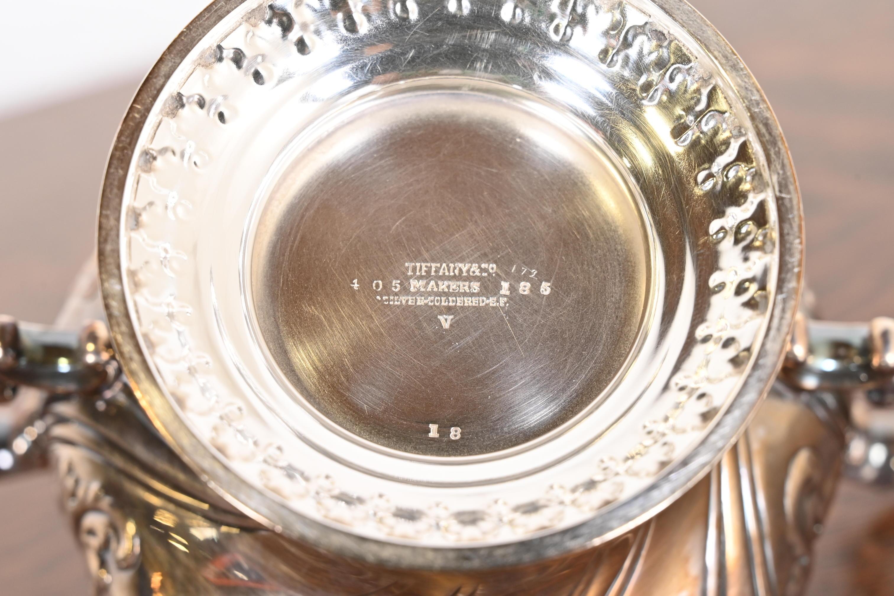 Tiffany & Co. Antiguo juego de café o té de plata repujada en venta 4