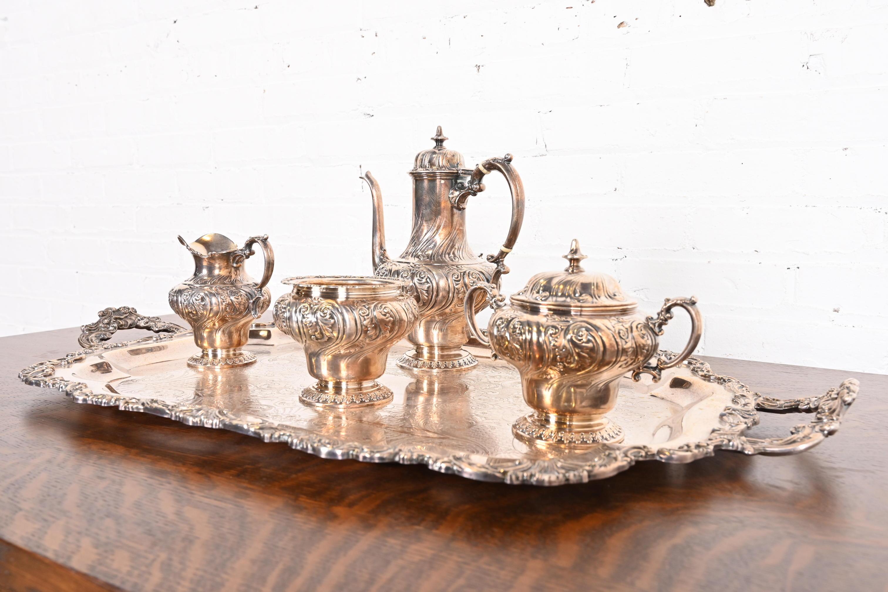 Precioso juego de servicio de té o café de plata antigua, que incluye: tetera, azucarero, cremera, cuenco y bandeja grande de servicio.

De Tiffany & Co.

La bandeja está asociada y lleva la marca 