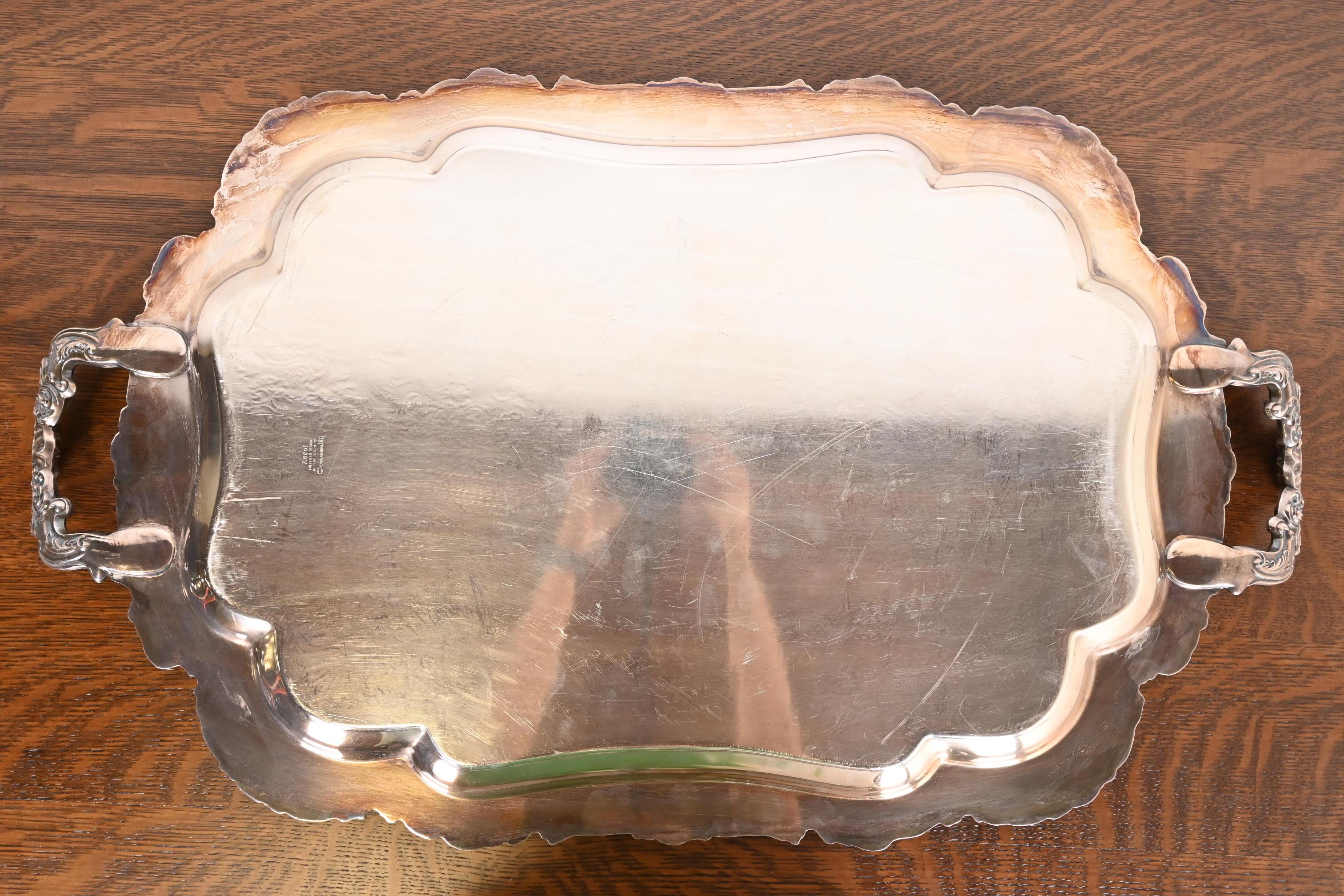 Tiffany & Co. Antiguo juego de café o té de plata repujada siglo XIX en venta