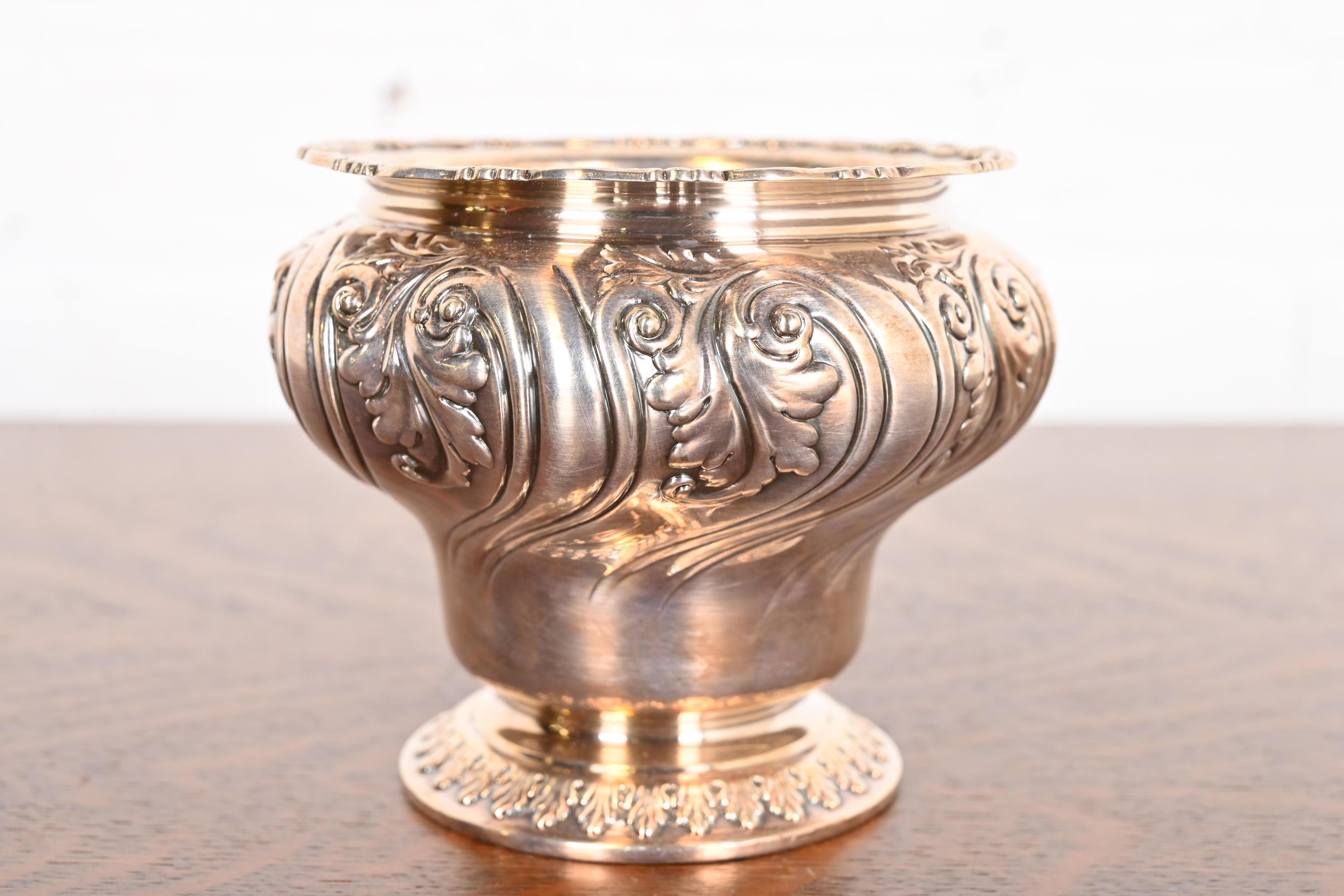 Tiffany & Co. Antiguo juego de café o té de plata repujada Chapado en plata en venta