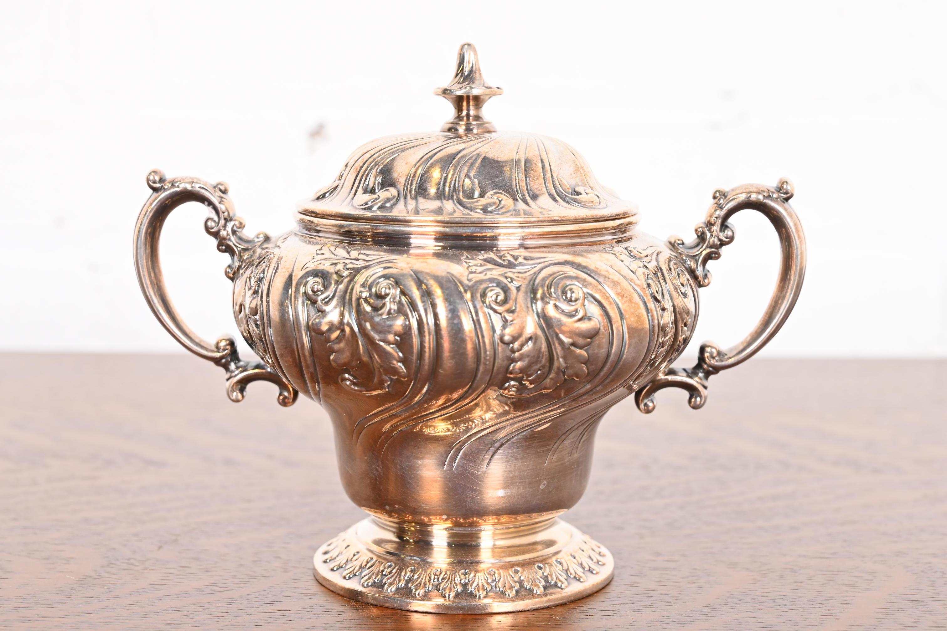 Tiffany & Co. Antiguo juego de café o té de plata repujada en venta 1