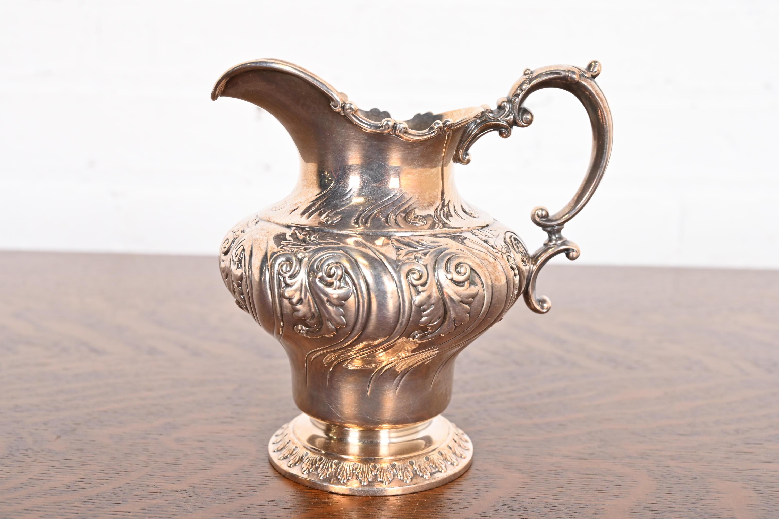 Tiffany & Co. Antiguo juego de café o té de plata repujada en venta 2