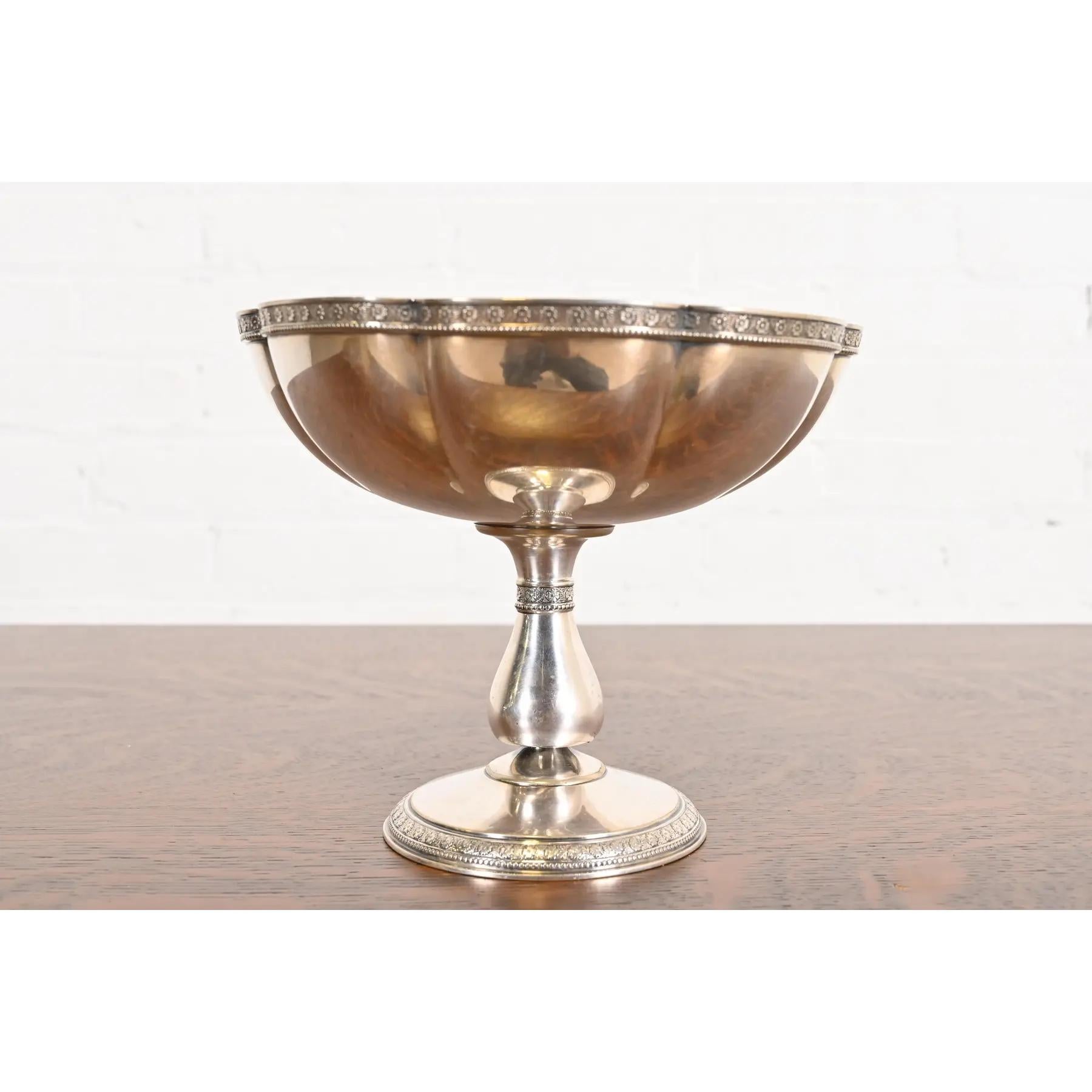 Un magnífico frutero de pedestal o cuenco central antiguo de plata soldada

Por Tiffany & Co. (firmado en la parte inferior)

Estados Unidos, finales del siglo XIX

Medidas: 8,5