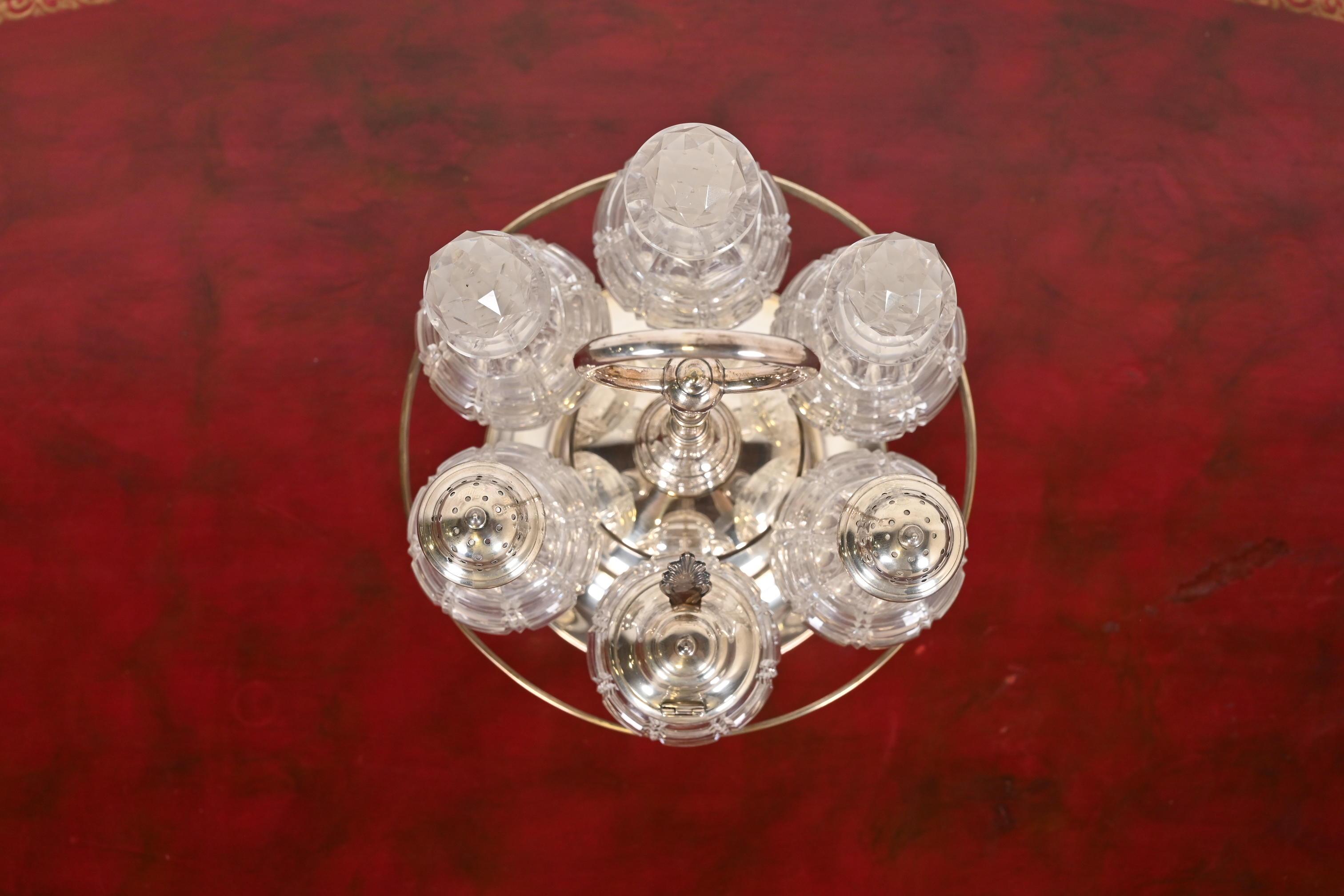 Tiffany & Co. Antikes siebenteiliges Kreuzet-Set aus Silberblech und Kristall (Versilberung) im Angebot