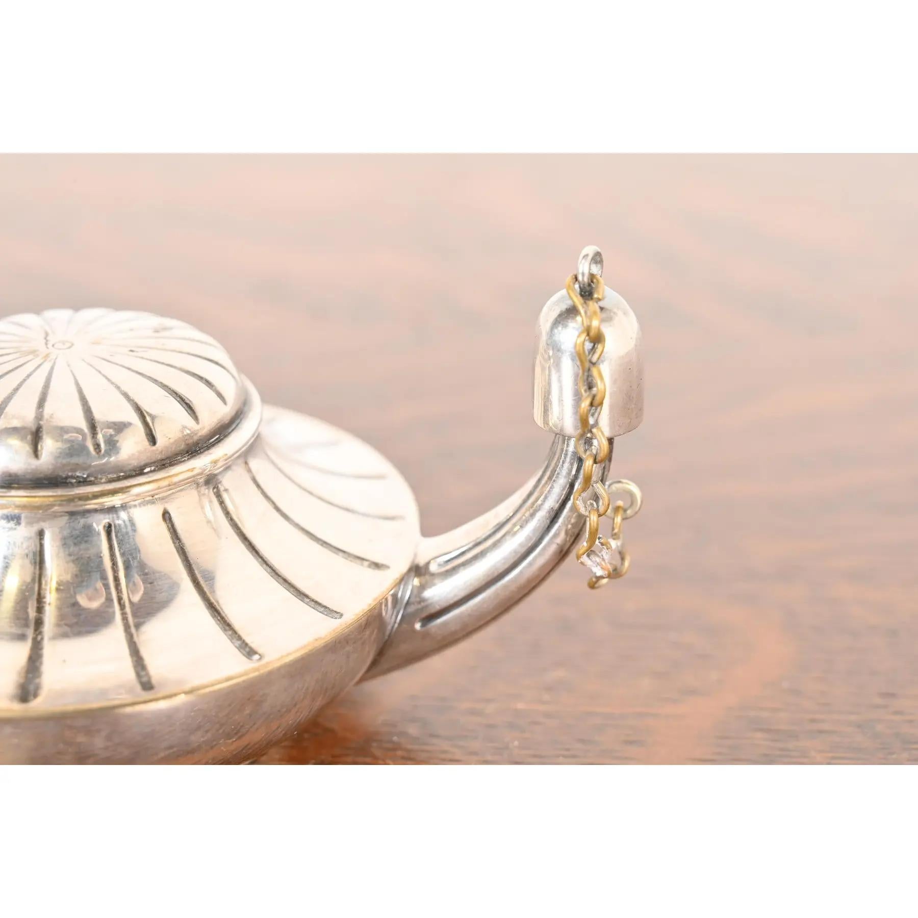 Tiffany & Co. Antico accendisigari da tavolo in silverplate Aladdin Lamp Form Light in vendita 3