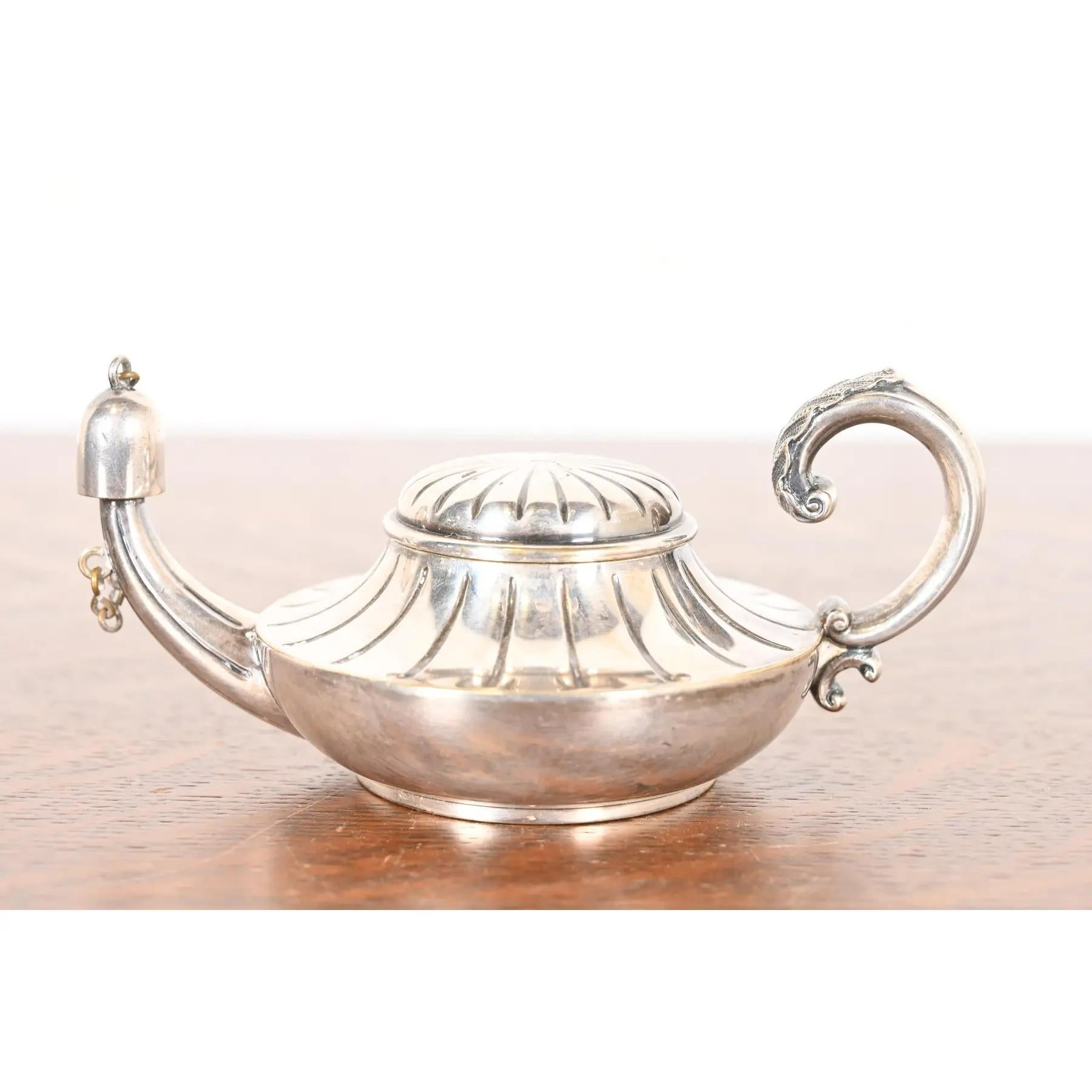 Splendido accendisigari da tavolo Aladdin in argento vittoriano saldato a forma di lampada

Di Tiffany & Co. (firmato sul lato inferiore)

Stati Uniti, fine del XIX secolo

Misure: 6