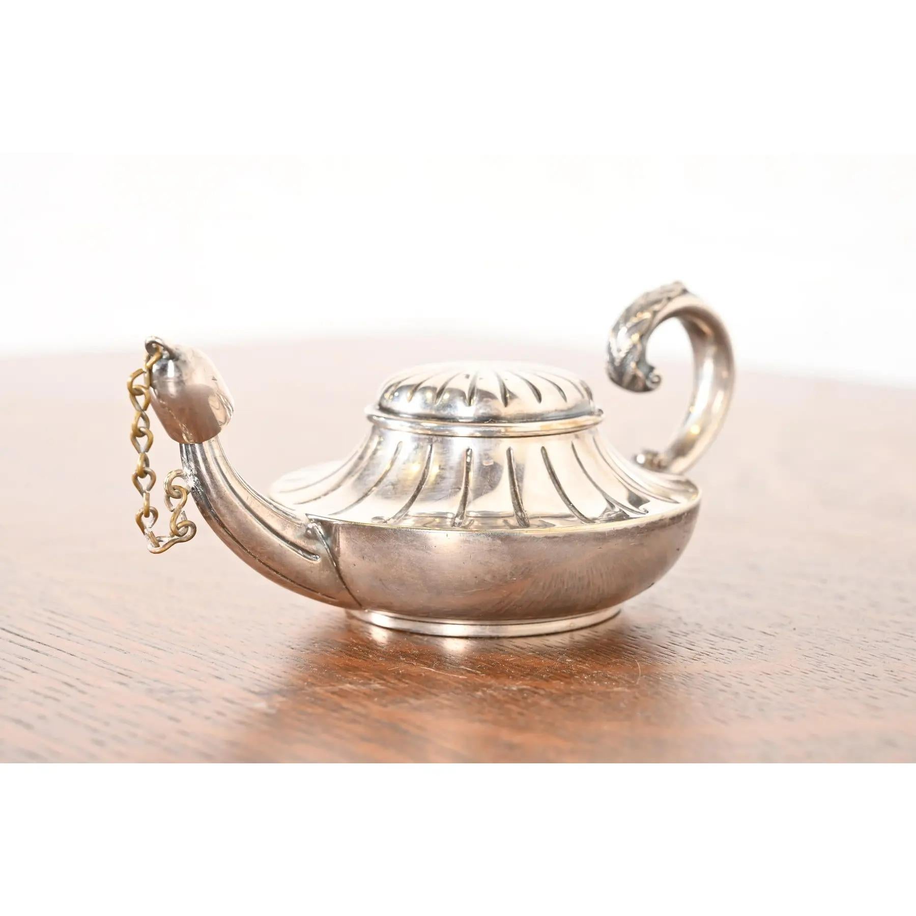 Vittoriano Tiffany & Co. Antico accendisigari da tavolo in silverplate Aladdin Lamp Form Light in vendita