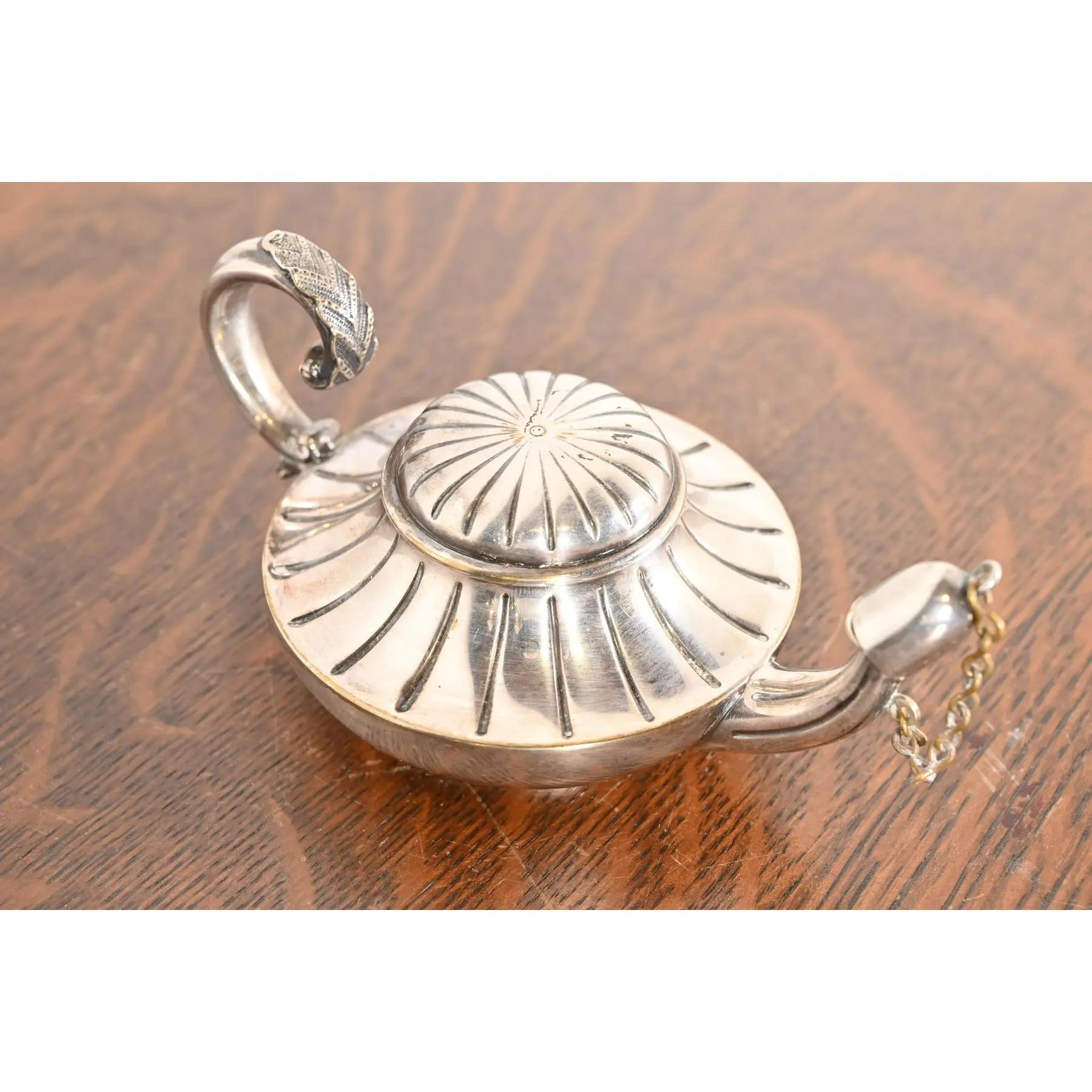 Americano Tiffany & Co. Antico accendisigari da tavolo in silverplate Aladdin Lamp Form Light in vendita
