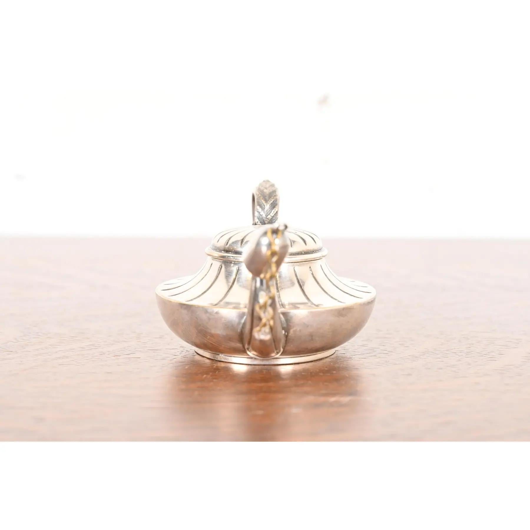 Tiffany & Co. Antico accendisigari da tavolo in silverplate Aladdin Lamp Form Light In condizioni buone in vendita a South Bend, IN
