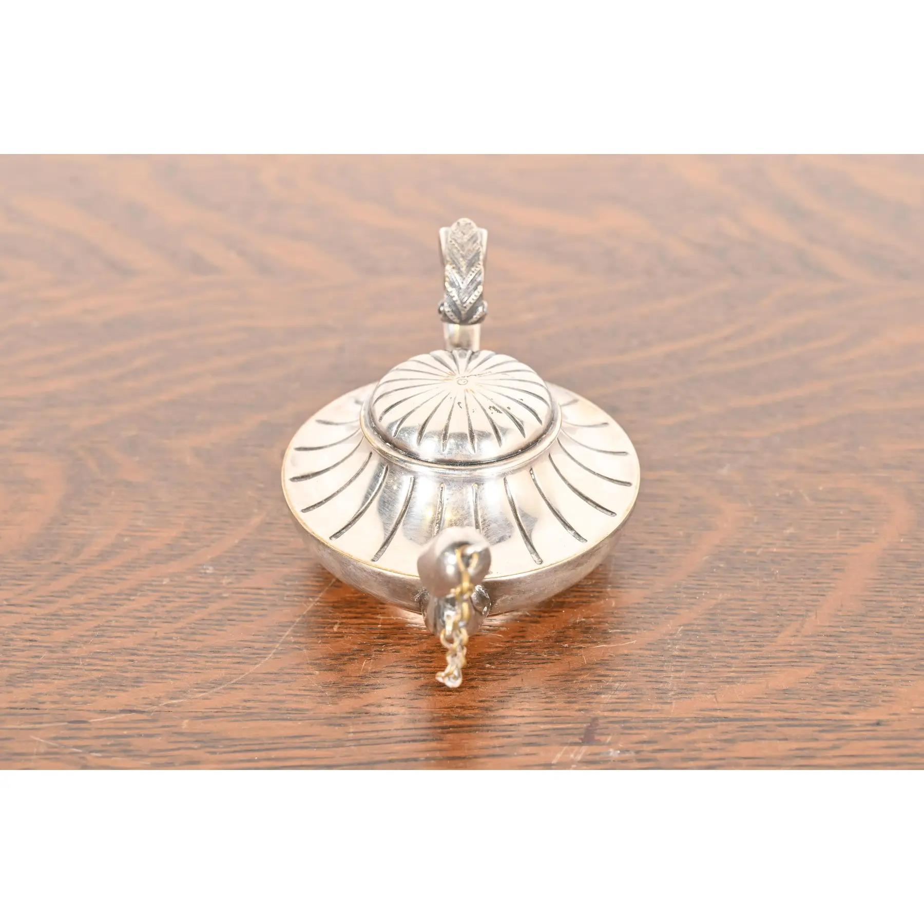 XIX secolo Tiffany & Co. Antico accendisigari da tavolo in silverplate Aladdin Lamp Form Light in vendita