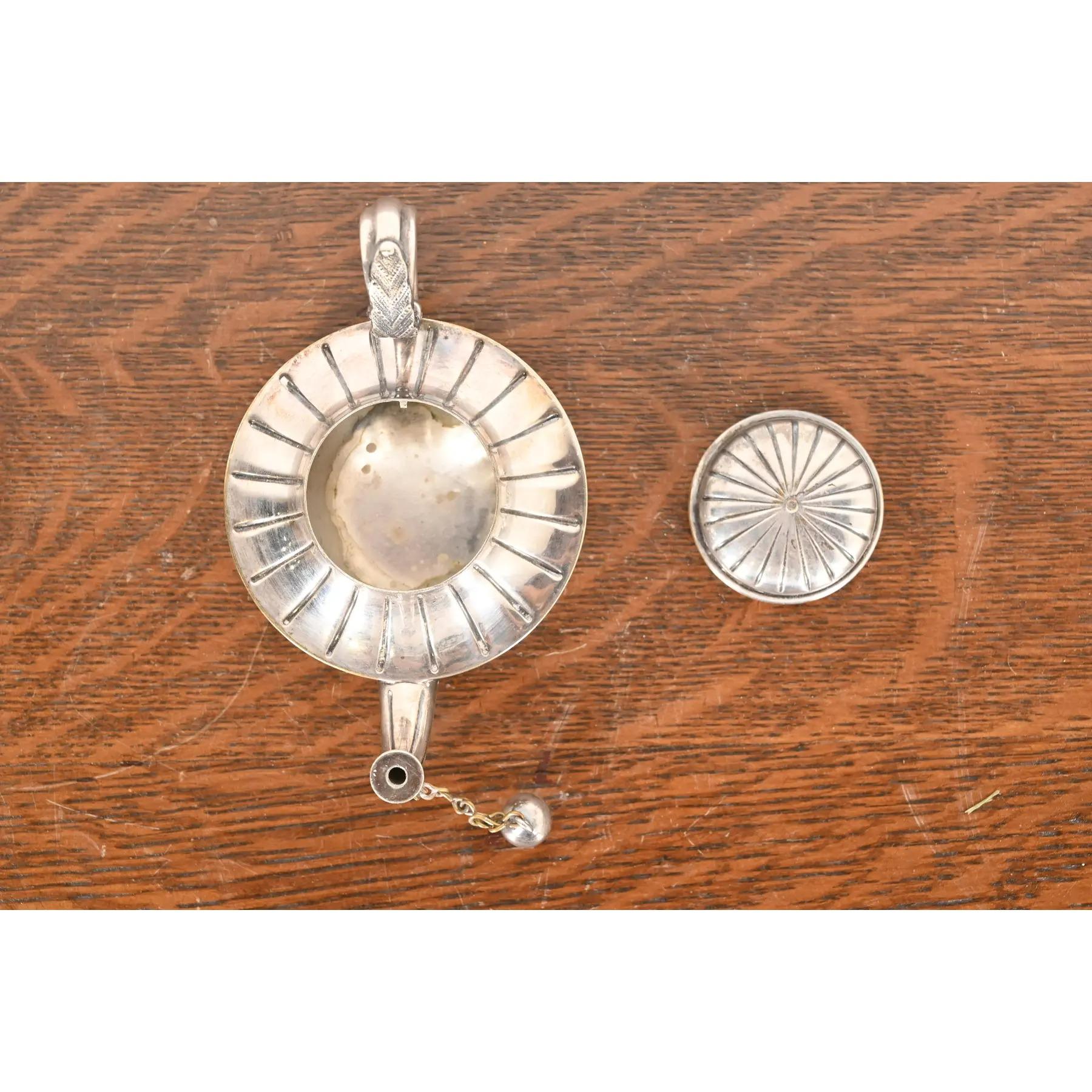 Placcato argento Tiffany & Co. Antico accendisigari da tavolo in silverplate Aladdin Lamp Form Light in vendita