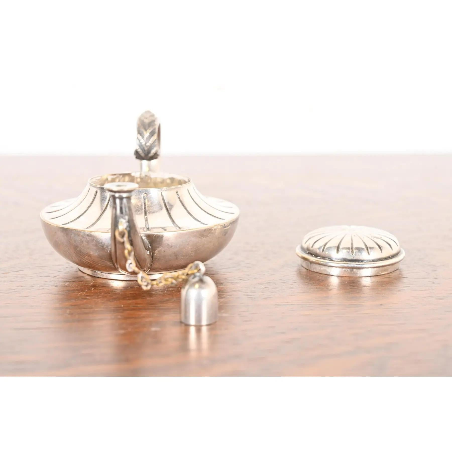 Tiffany & Co. Antico accendisigari da tavolo in silverplate Aladdin Lamp Form Light in vendita 1