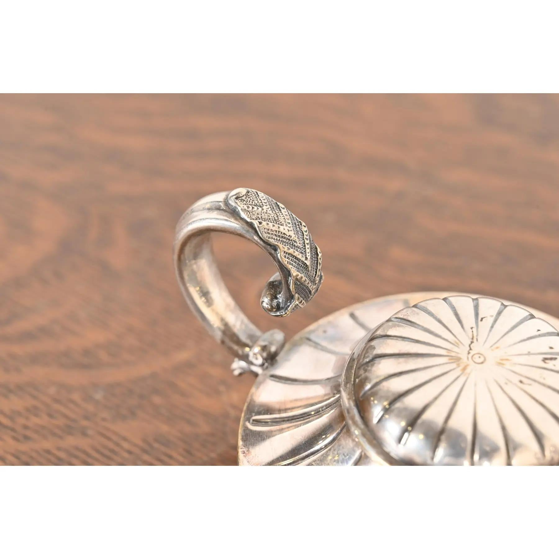 Tiffany & Co. Antico accendisigari da tavolo in silverplate Aladdin Lamp Form Light in vendita 2