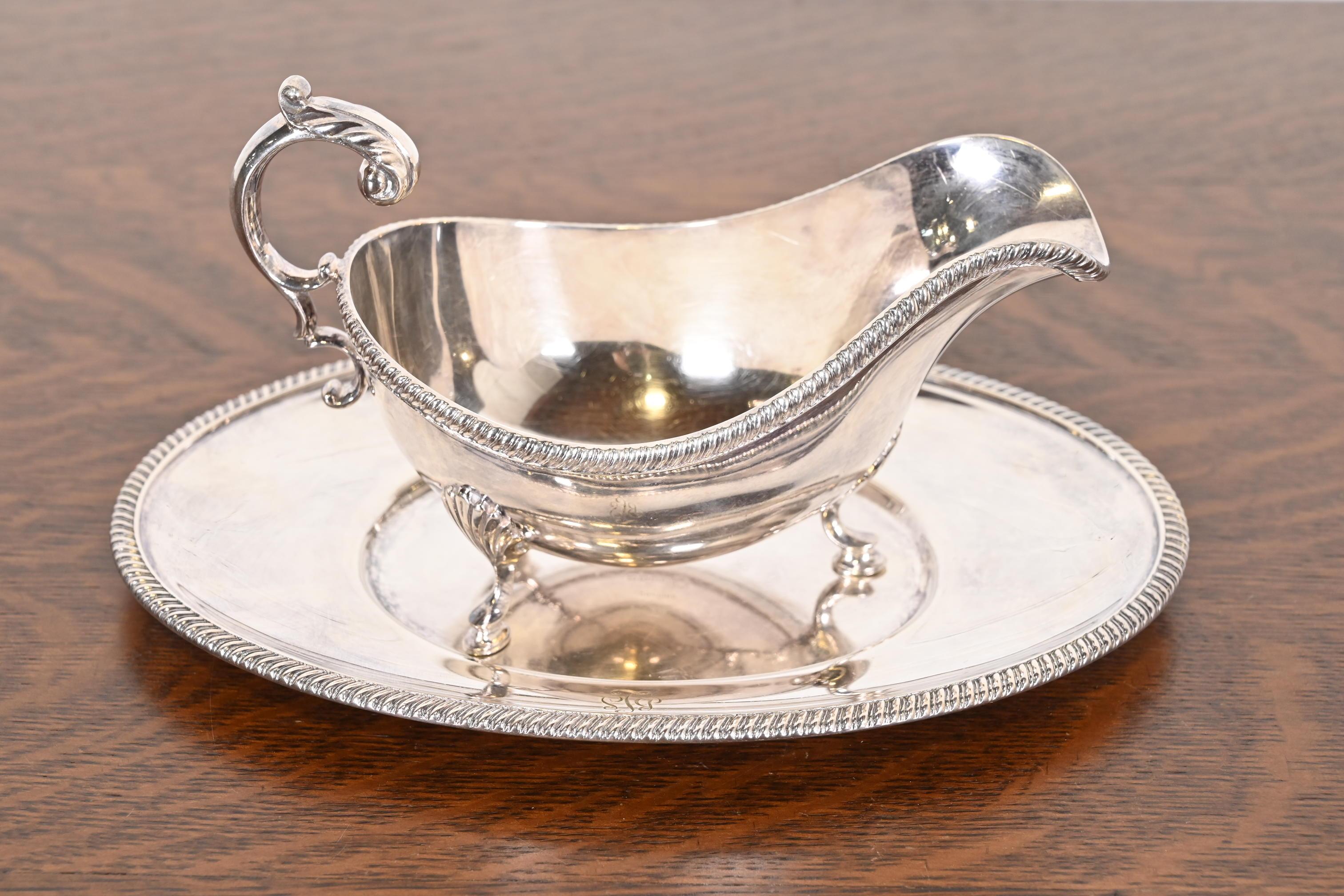 Tiffany & Co. Salsera de plata antigua con bandeja Art Decó en venta