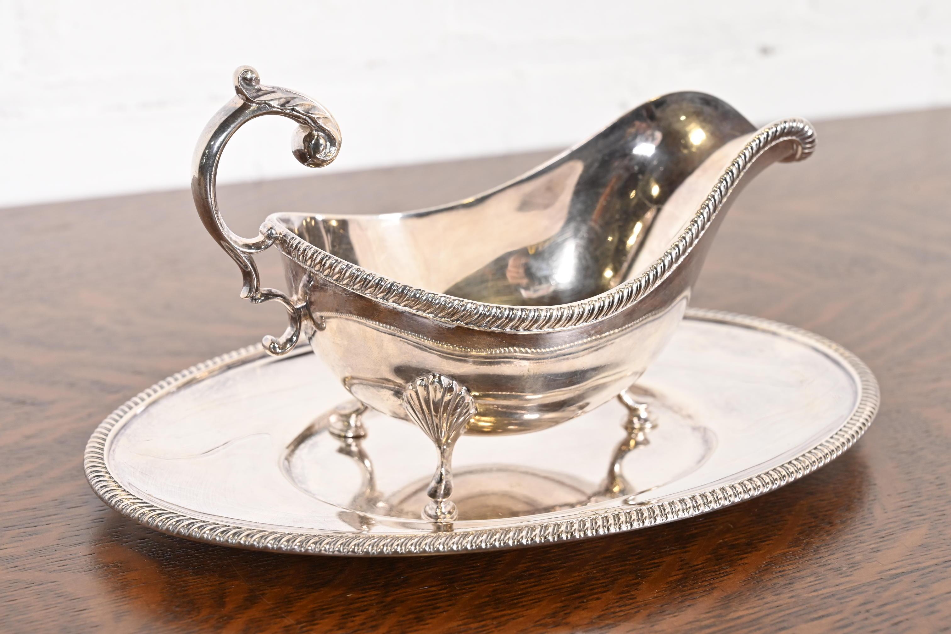 Tiffany & Co. Salsera de plata antigua con bandeja Británico en venta
