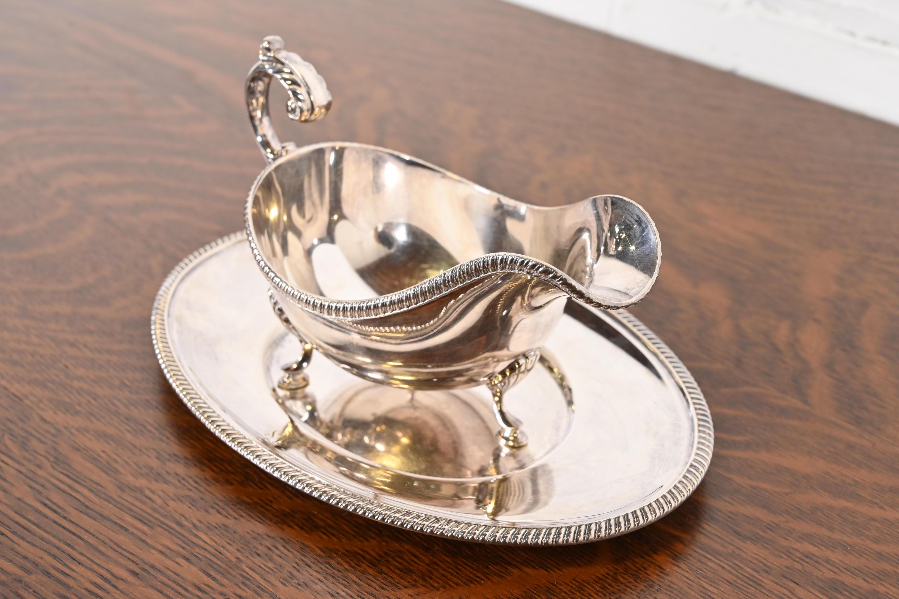 Tiffany & Co. Salsera de plata antigua con bandeja en Bueno estado para la venta en South Bend, IN