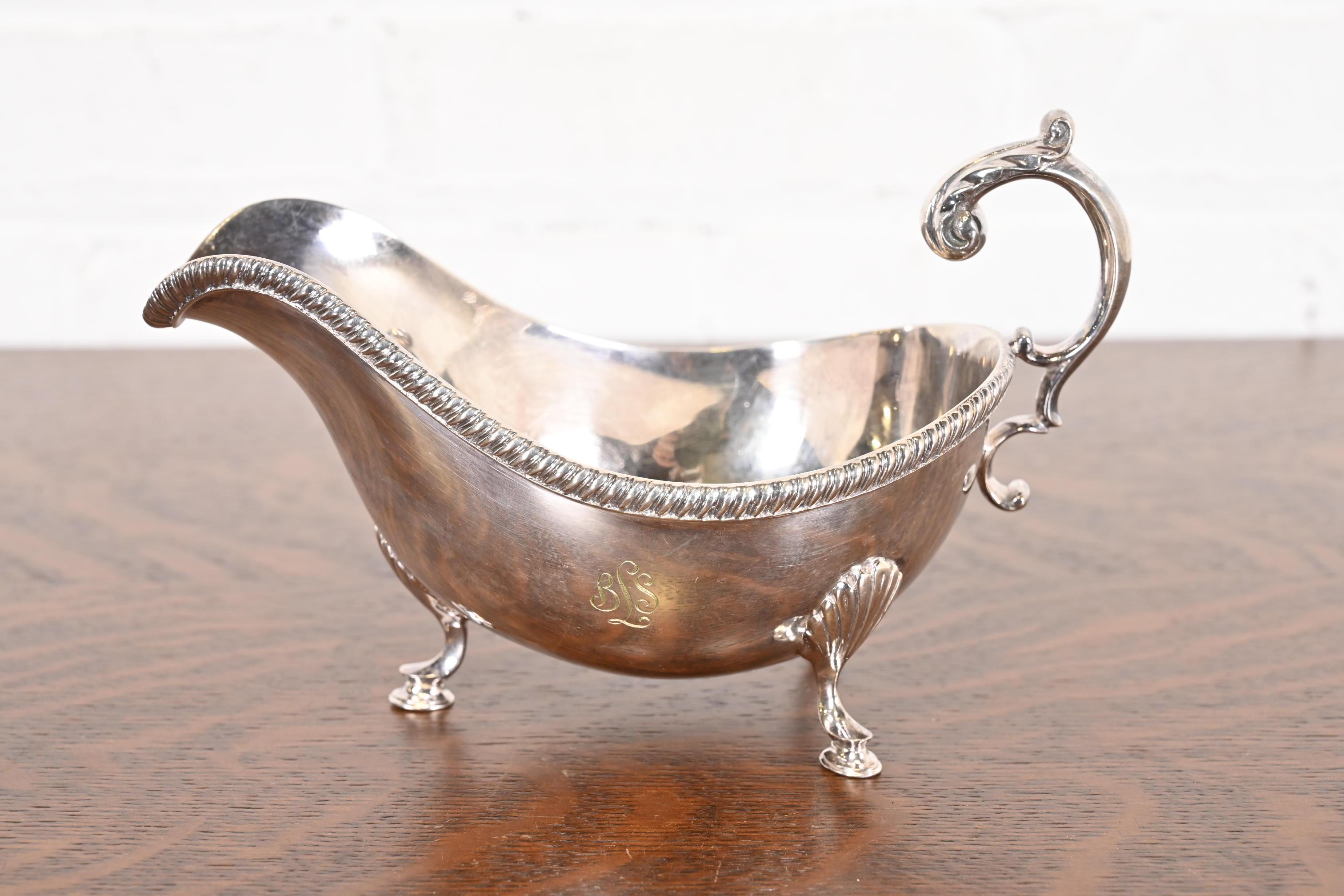 Tiffany & Co. Salsera de plata antigua con bandeja mediados del siglo XX en venta